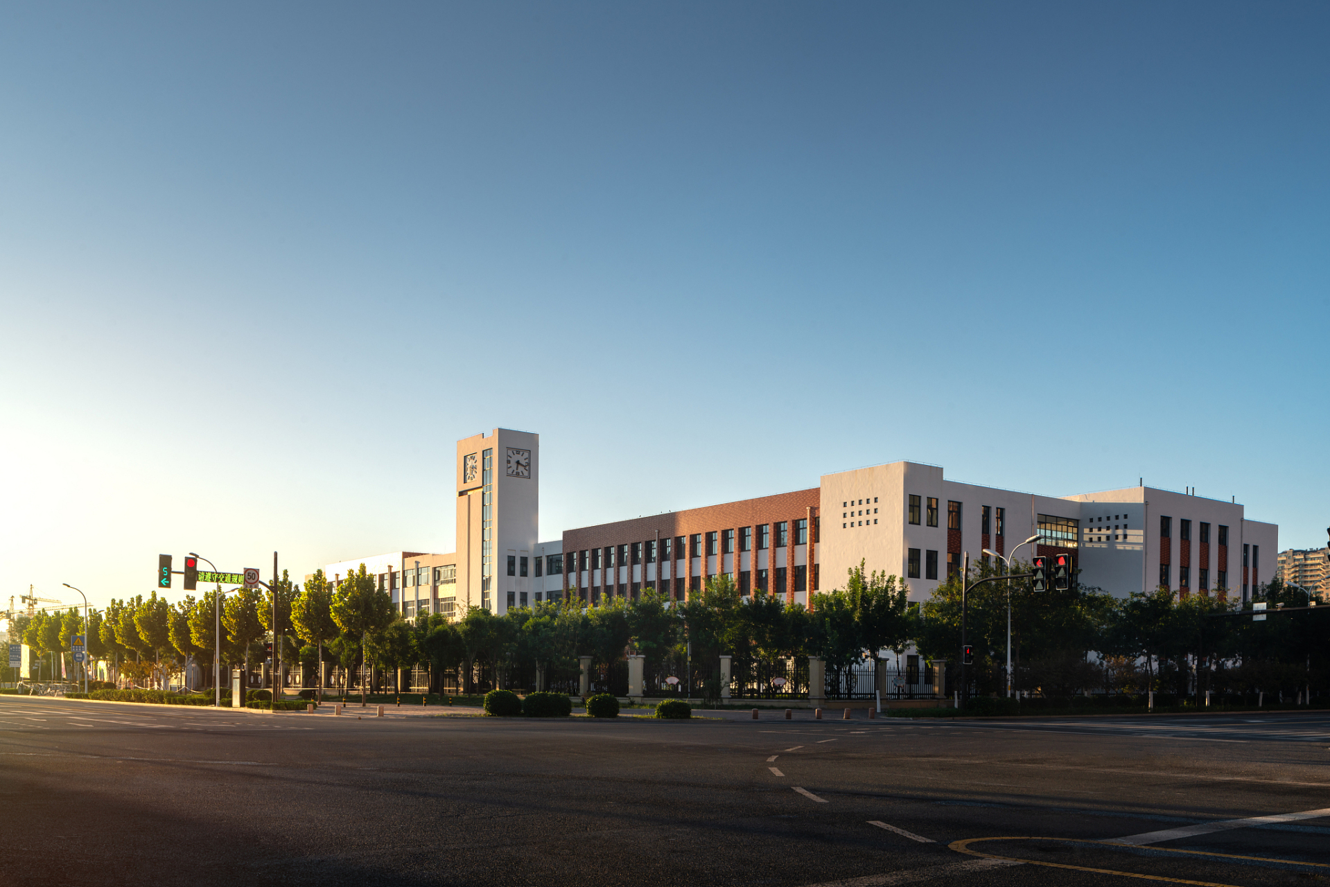 相反,就实际而言,作为制造业大国,一线新蓝领的需求量是最高的.