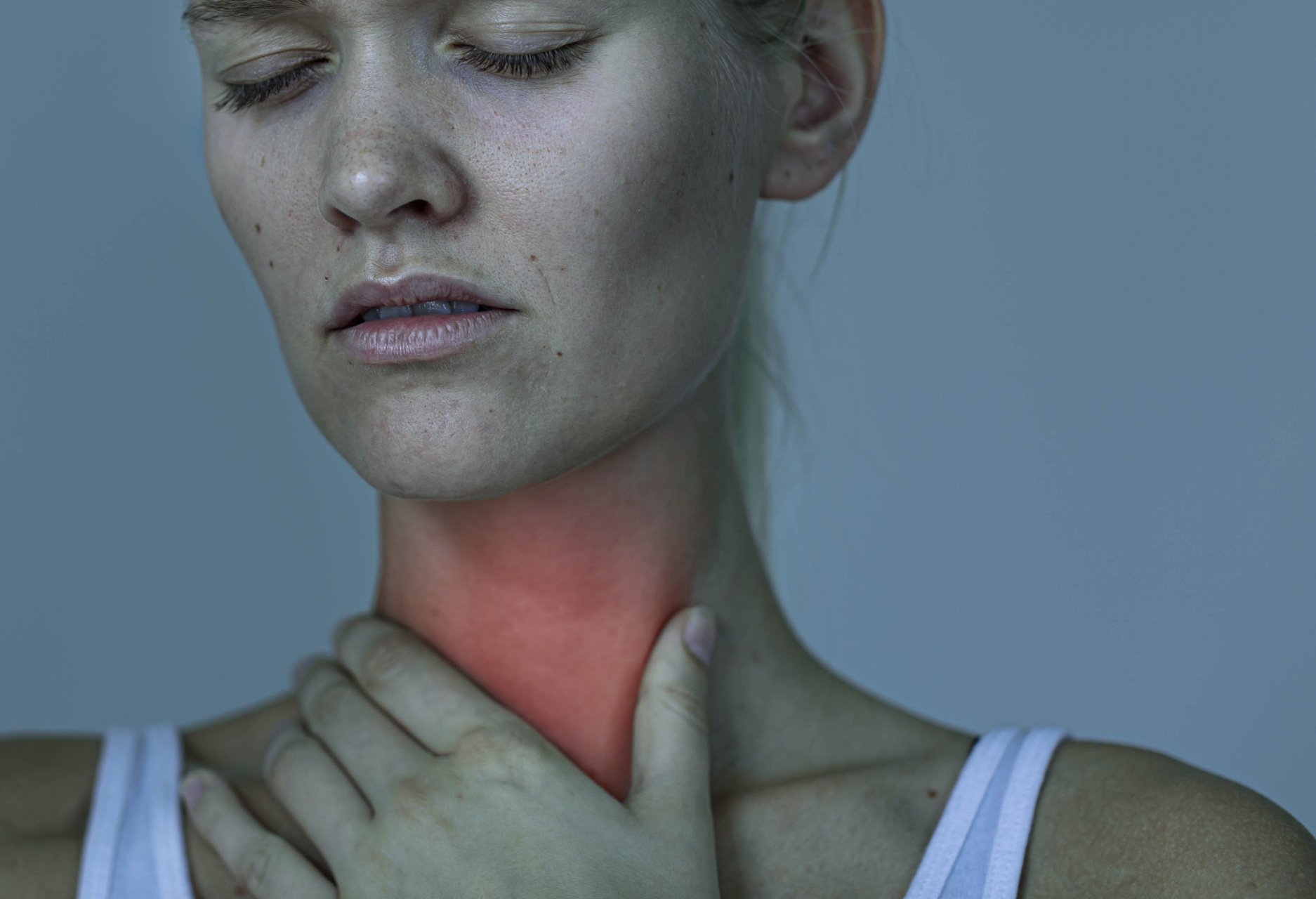 喉咙突然感觉有个东西堵着,是什么原因?怎么治疗?