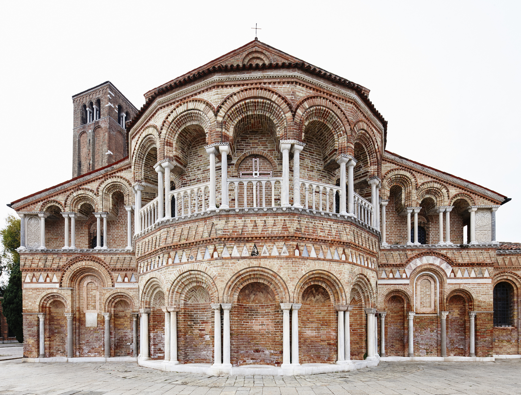 今天,我想带大家探索一种神秘而壮丽的建筑风格——罗马式建筑.