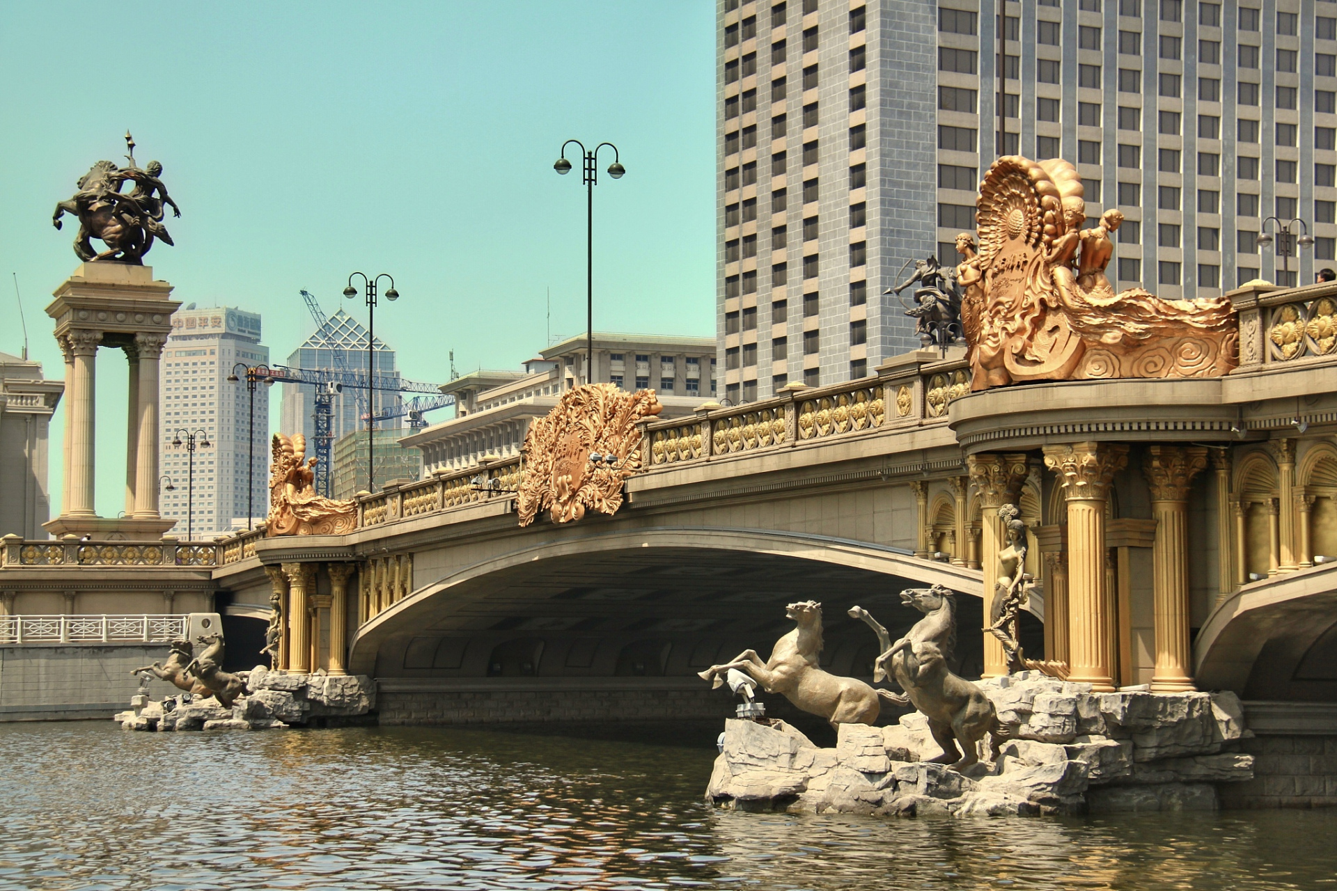 97天津海河狮子林大桥,位于天津市河北区狮子林大街西端,是一座跨越