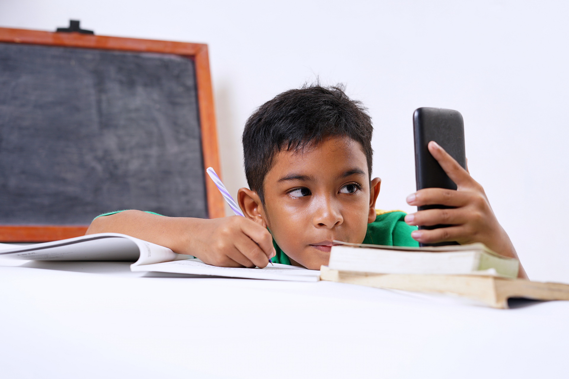 孩子晚上不写作业玩手机到一两点才睡怎么办  上海的魏妈妈反映,孩子