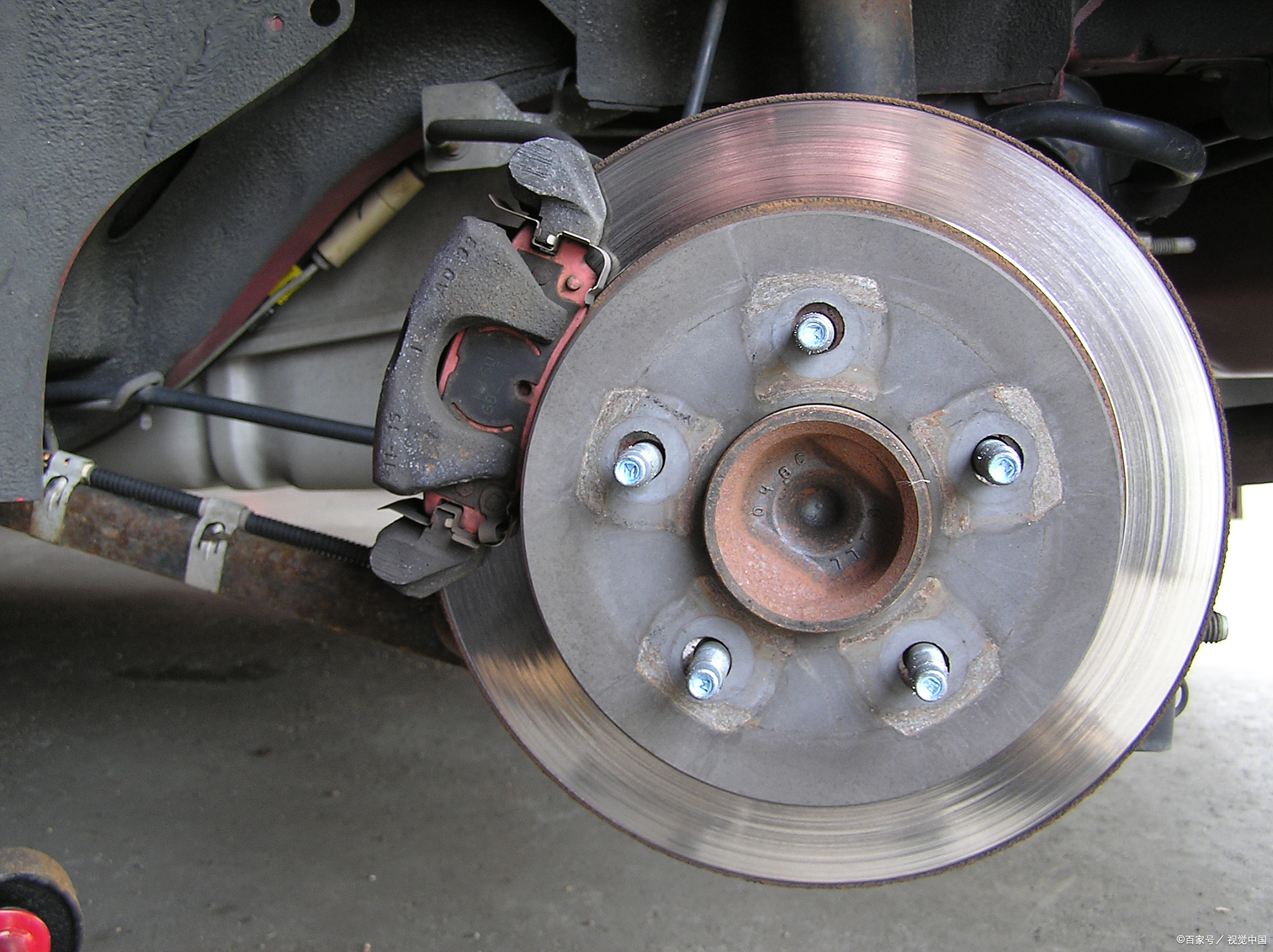 为什么刹车无论多轻都会产生顿挫感?