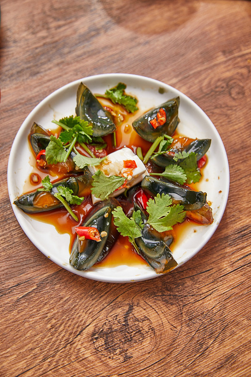 我为大家介绍一道简单又美味的黄瓜皮蛋凉拌菜,让你在炎炎夏日也能