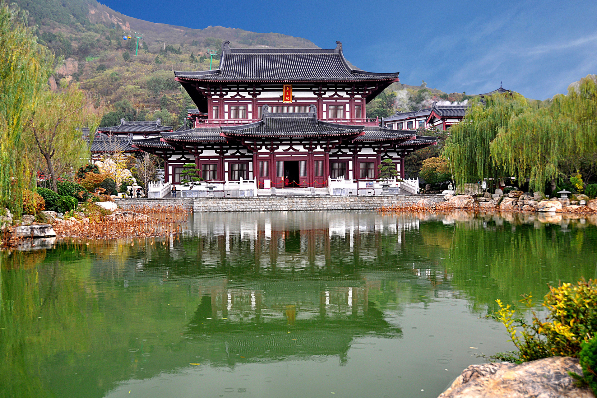 或者,眼前的风景是否只是一个过度修复的"赝品"?