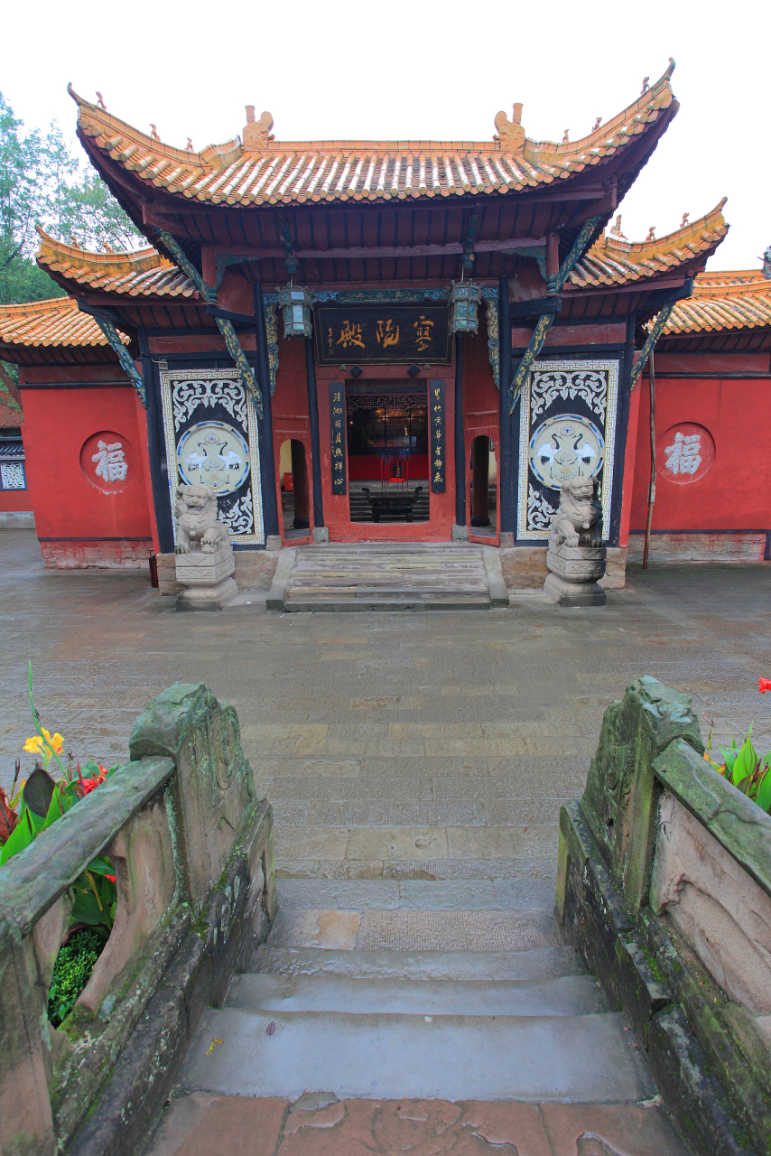 就是"二郎庙",三开间,硬山起脊,前出厦,门楣额枋