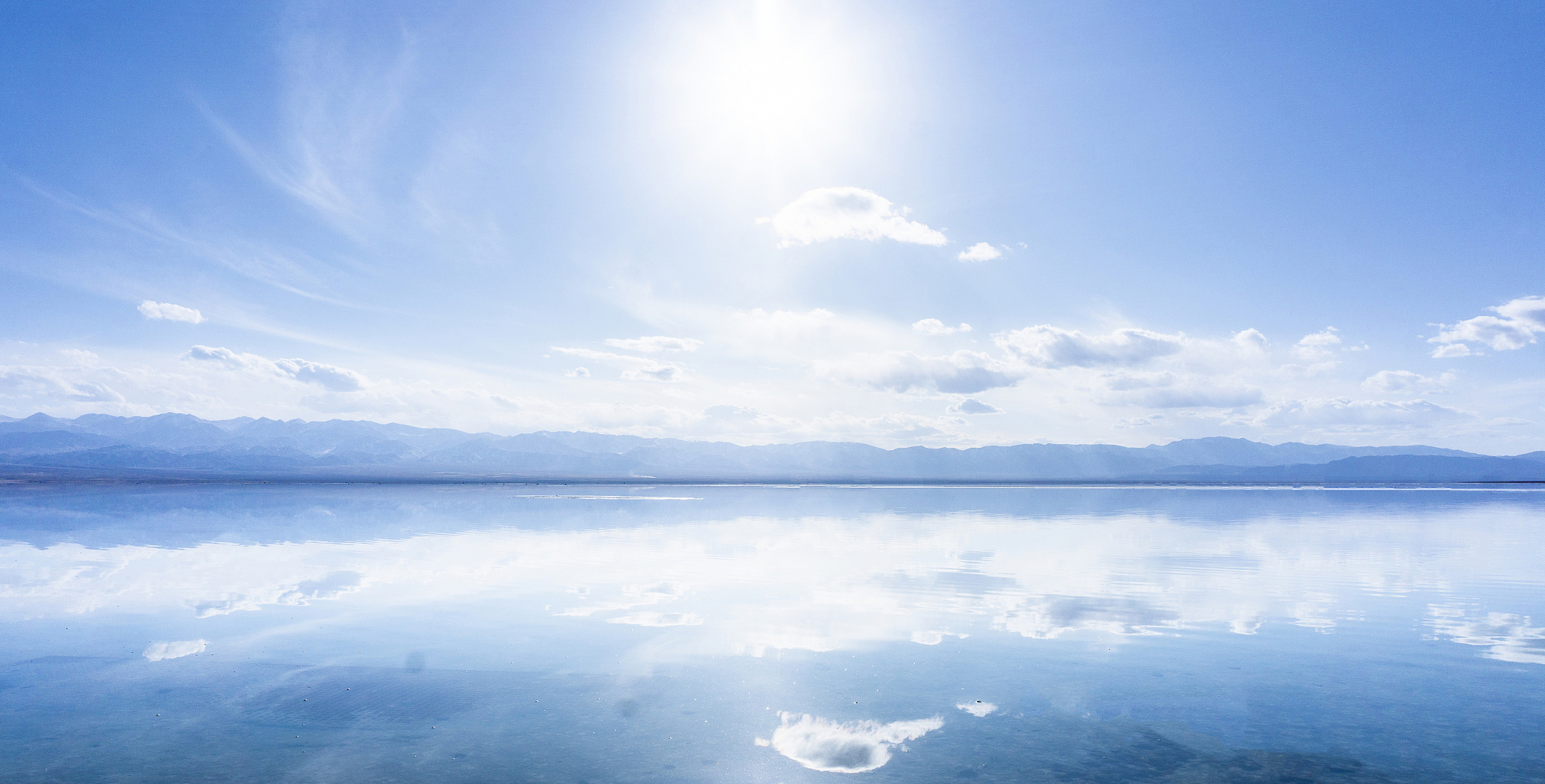 新疆盐湖,这个被誉为"天空之镜"的地方,正是你寻找的那份宁静与美丽.