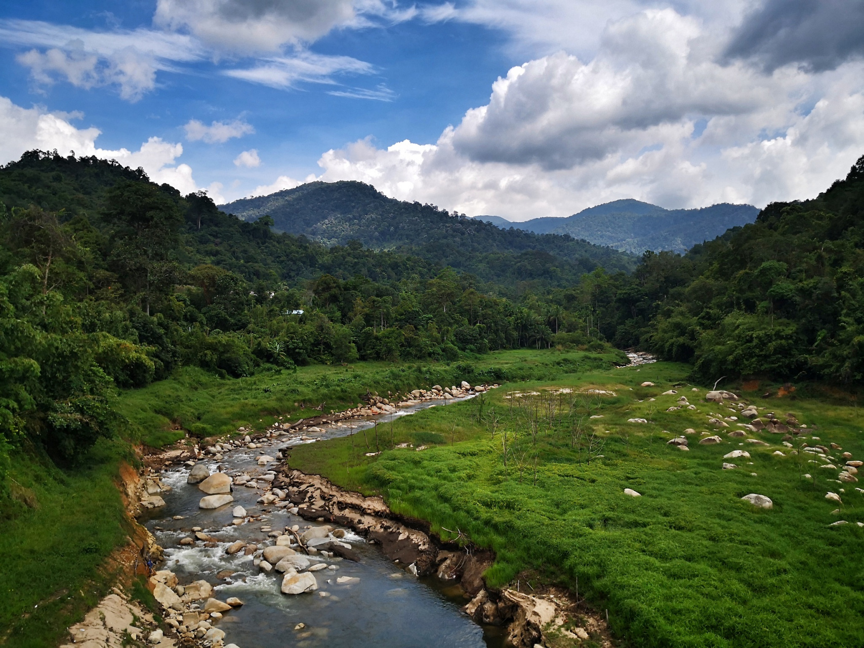 罗溪国家森林公园自然风光以高山称雄,以秀水称美.