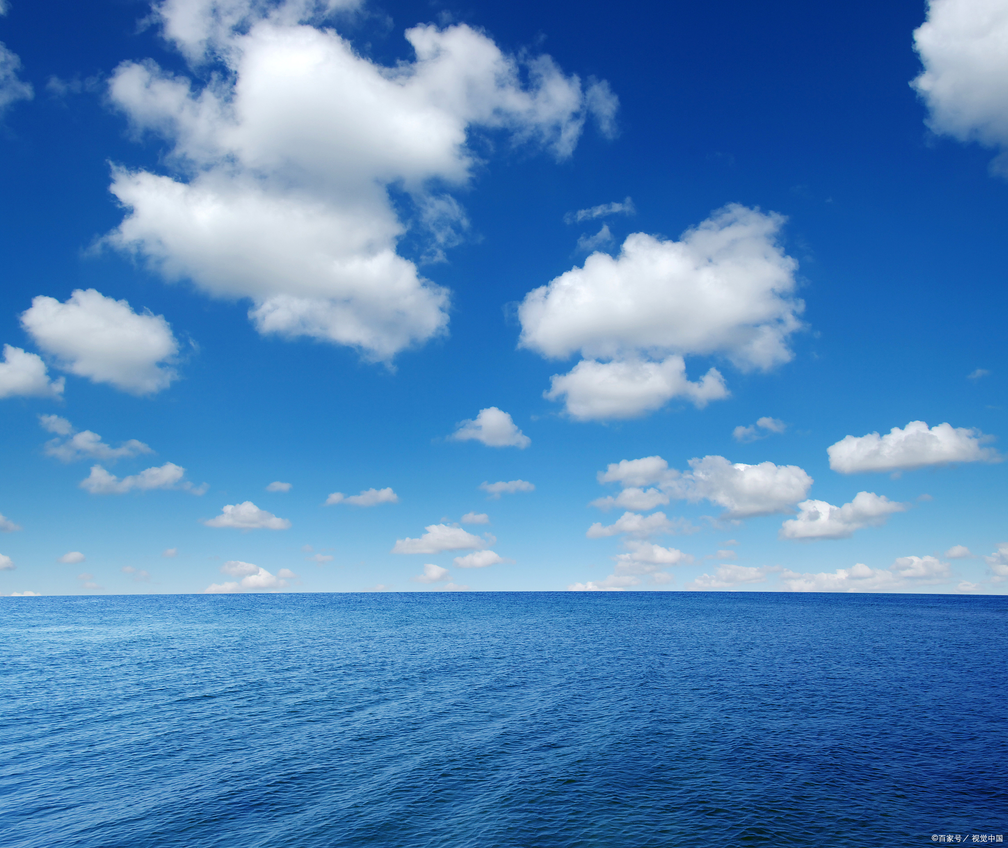 人生恍若一片浩瀚无垠的蔚蓝海洋,广阔而深邃,希望则如同那舵手掌中