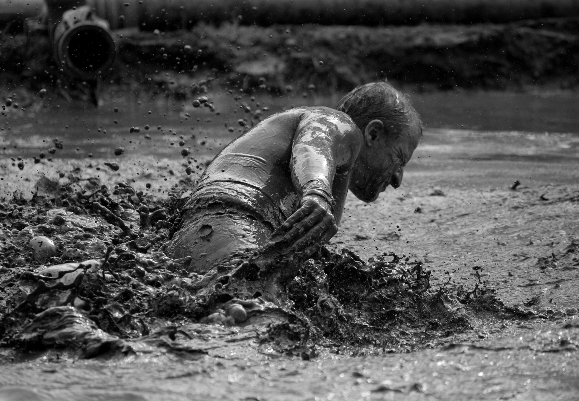 近日,湖北蕲春民警接警,称有人陷入泥潭