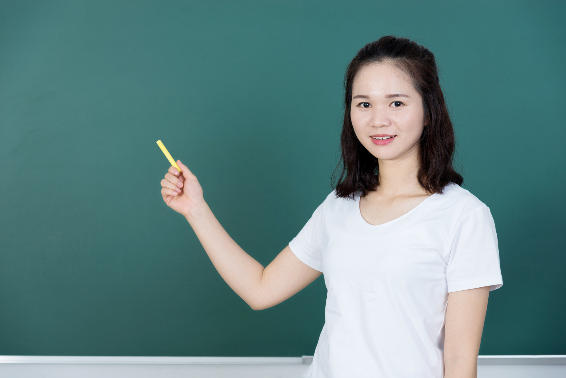 当你走进教室,发现站在讲台上的老师竟然是个稚气未脱的年轻人,你会是