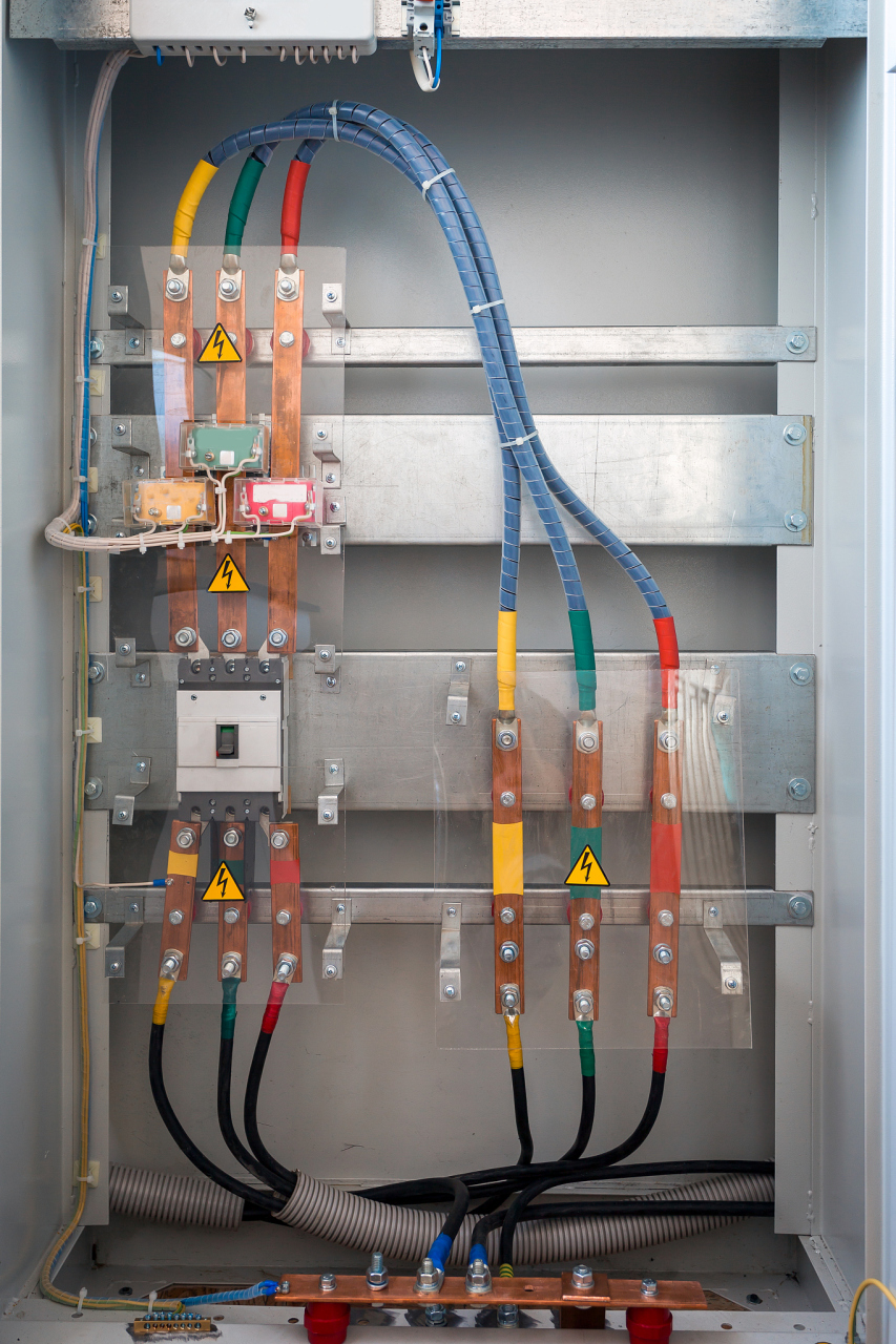 装设避雷器可以防止电力电容器在拉,合操作时可能出现的操作过电压