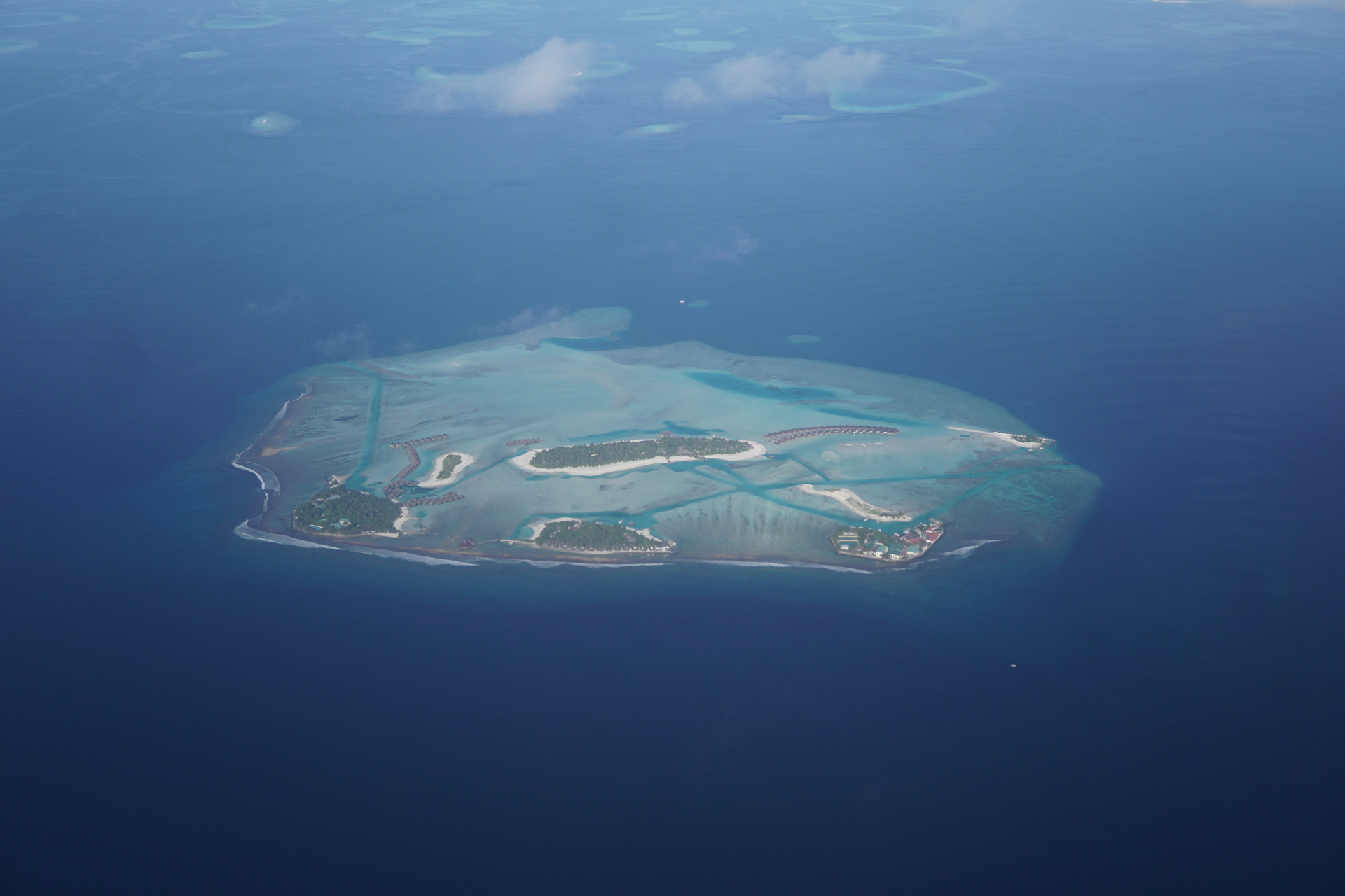 菲律宾4艘船非法侵闯仁爱礁  菲律宾2艘运补船和2艘海警船未经中国允