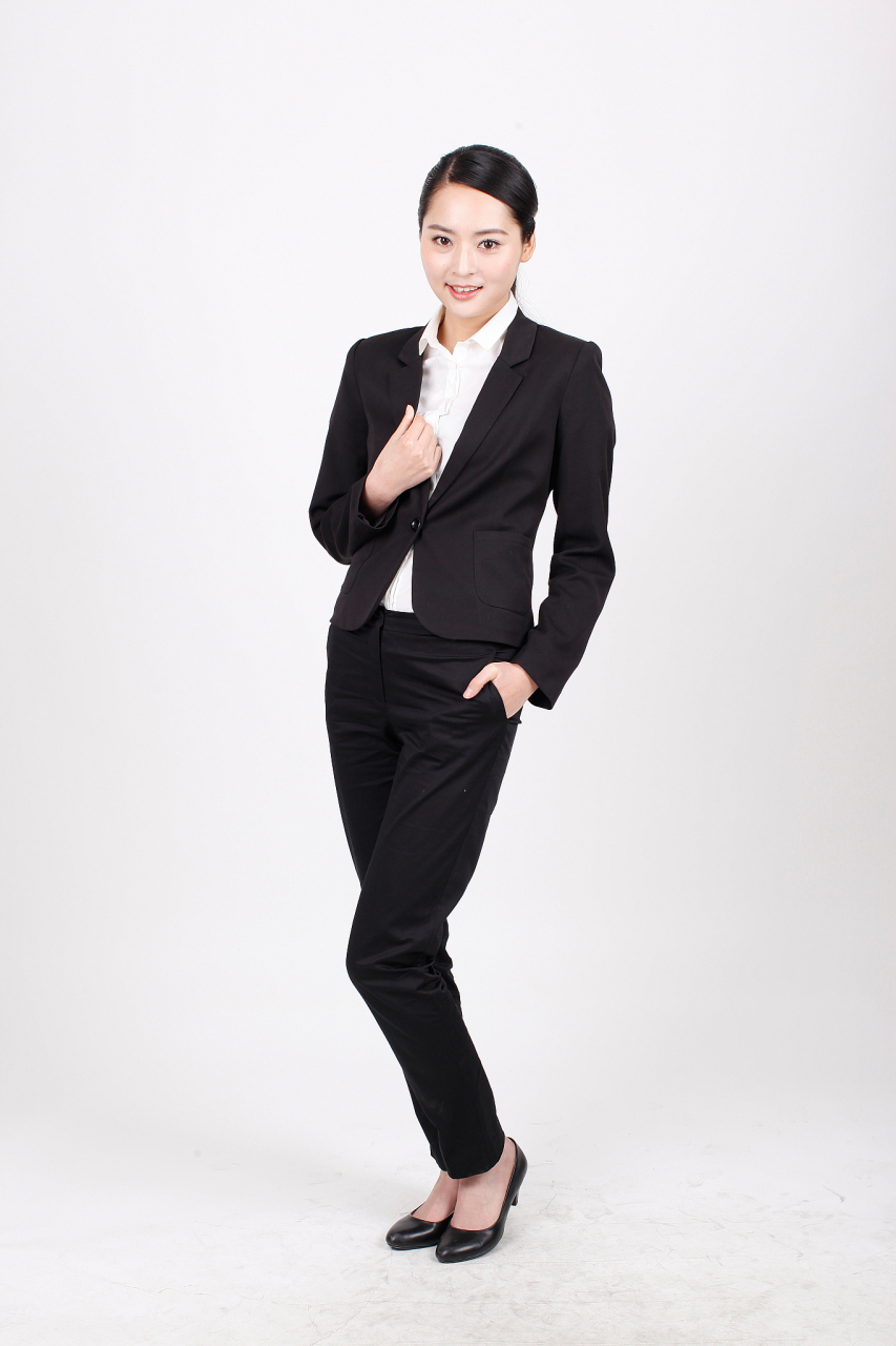女士商务便装搭配要注重整体形象的职业感,可以选择修身剪裁的西装