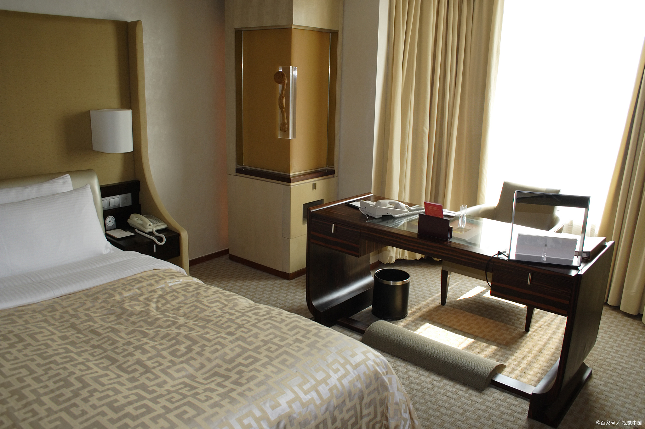 准备好身份证等相关证件,到所在地工商分局办理宾馆名称预核准登记