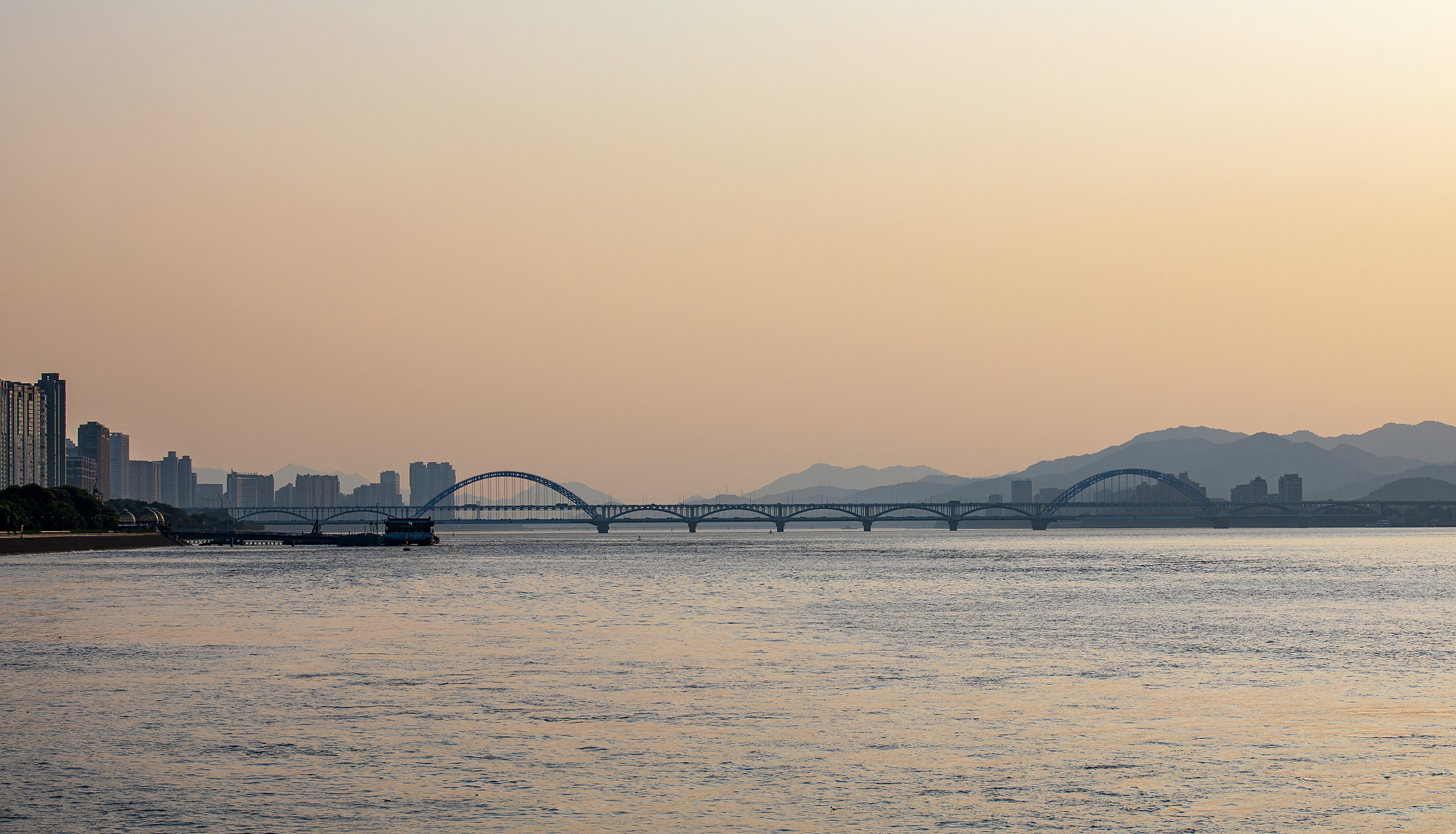 登上塔楼,视野豁然开朗,钱塘江大桥和两岸美景尽收眼底.