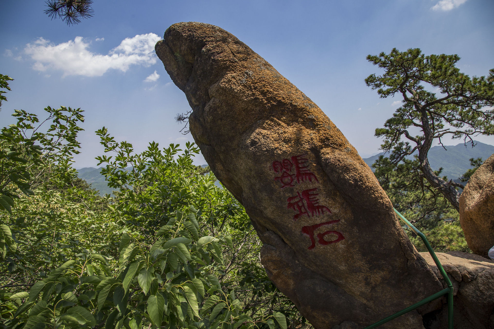 千山,古称积翠山,因九百九十九座山峰而得名,是国家重点风景名胜区.