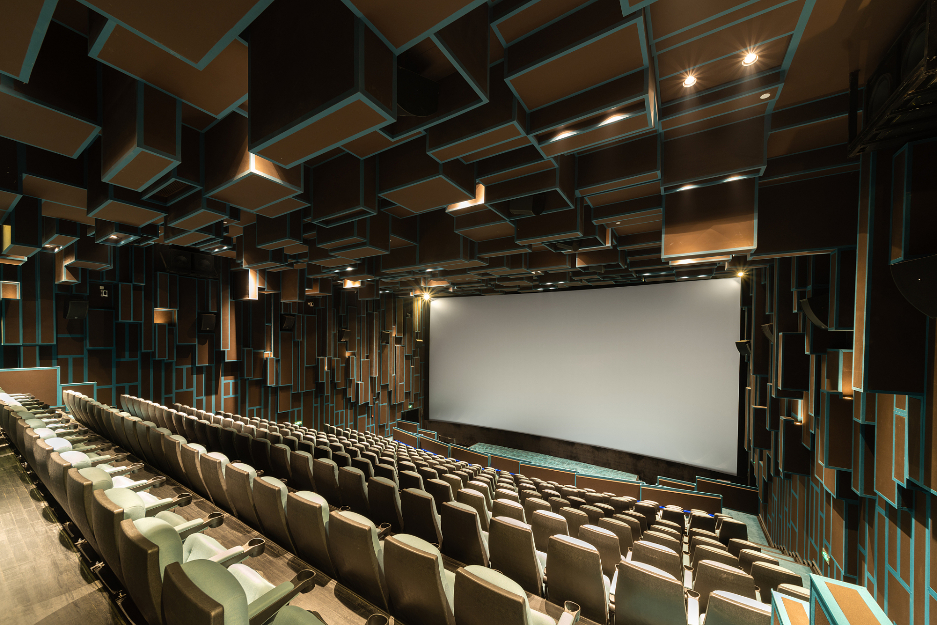 其实,不仅是盗拍电影,拍照和录像也属于侵权.