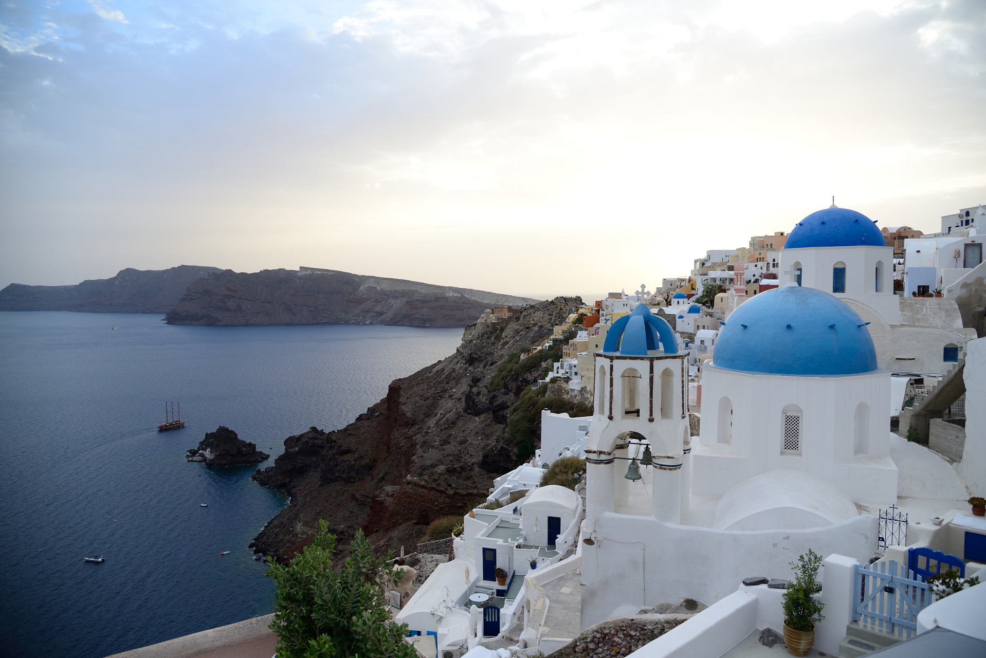 圣托里尼是希腊的一座著名岛屿,以其蓝顶白墙的建筑和壮丽的海景而