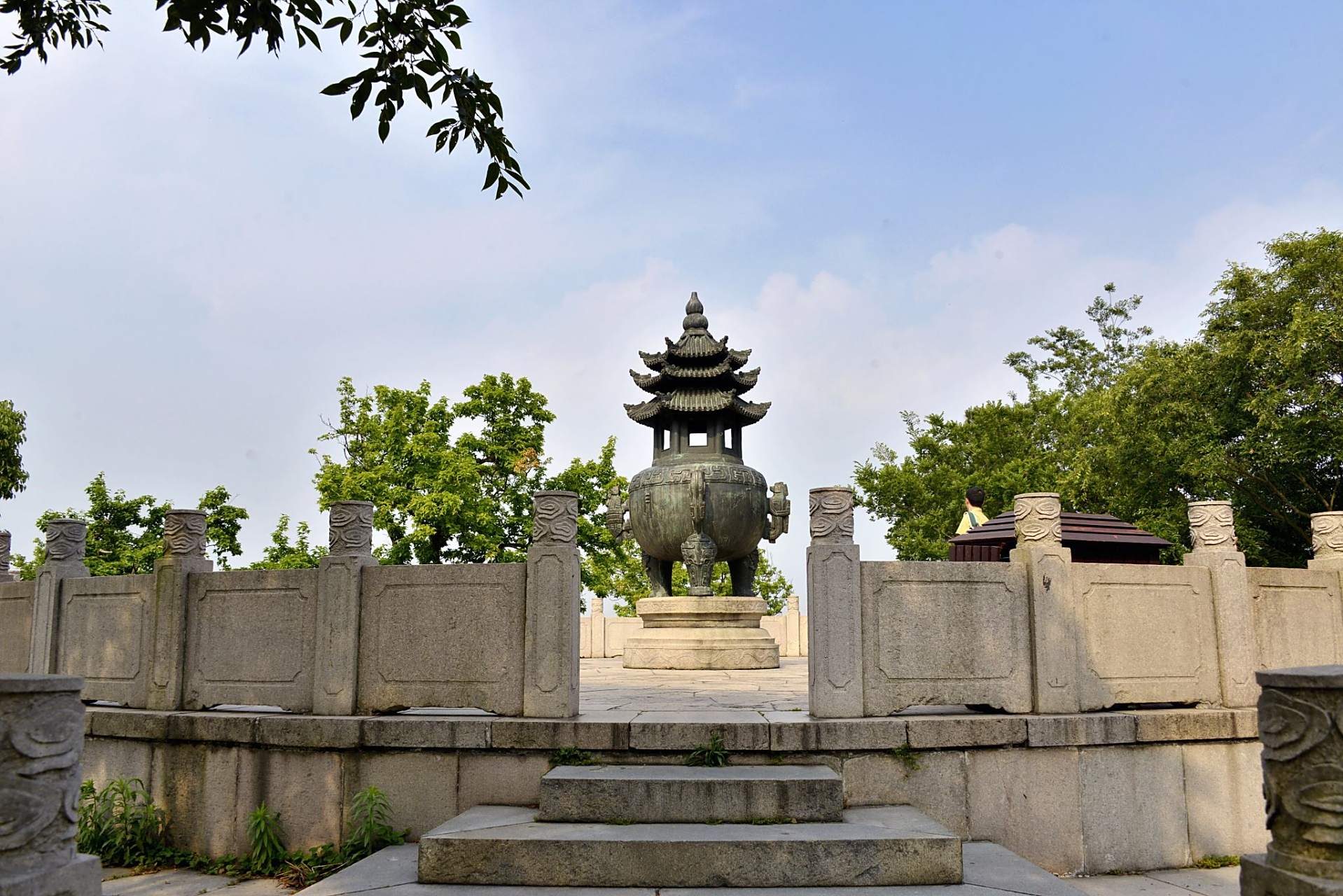 在江苏省镇江市北固山的怀抱中,有一座古老的建筑,名为甘露寺.