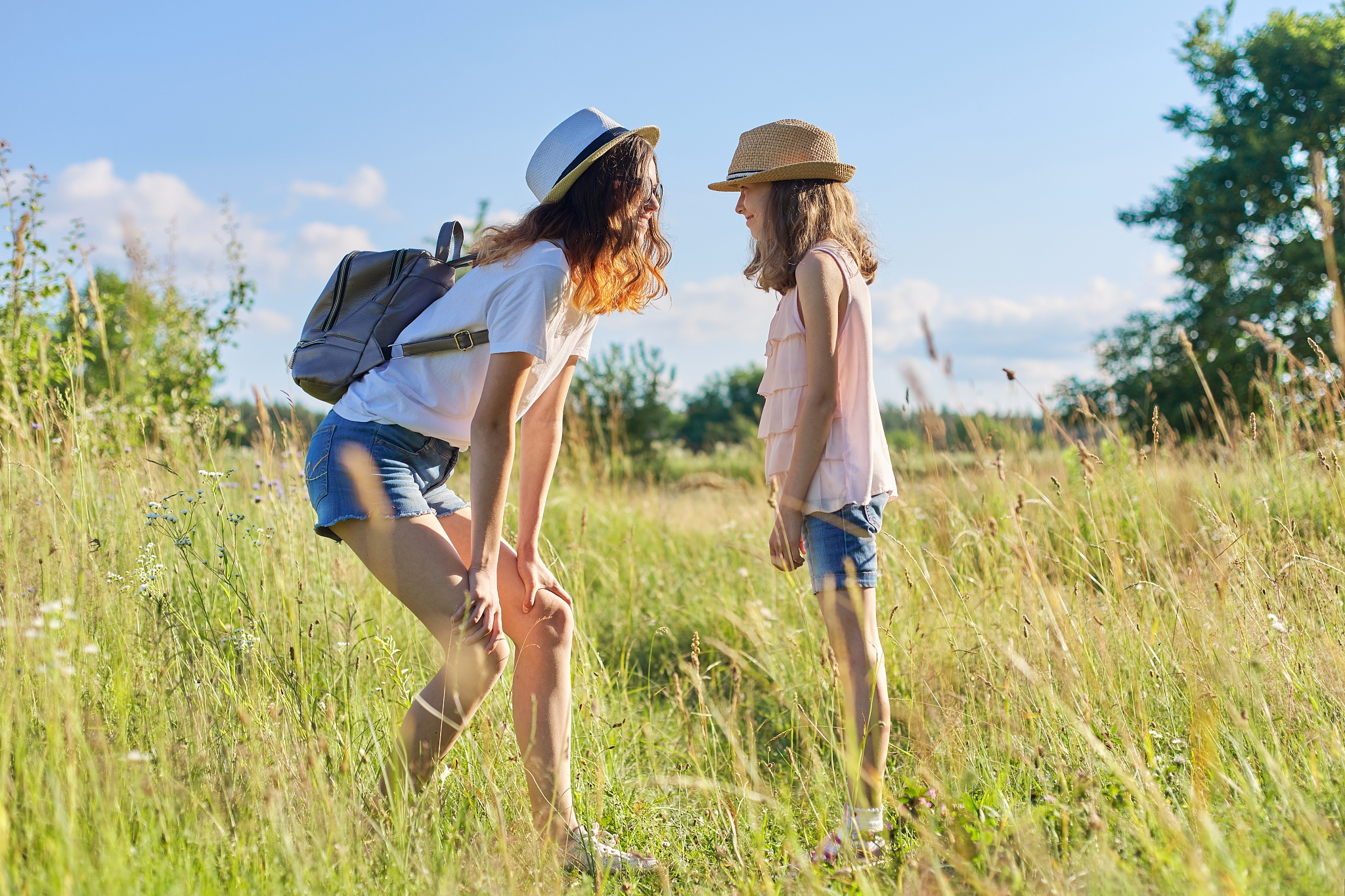 带孩子去旅游有许多好处,包括开阔眼界,增长知识,促进亲子关系和增强