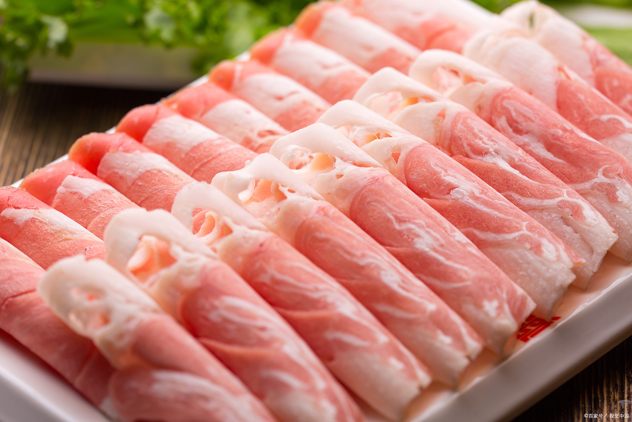 每次去吃火锅,都被摆在玻璃柜里的一碟碟羊肉卷馋得直流口水.