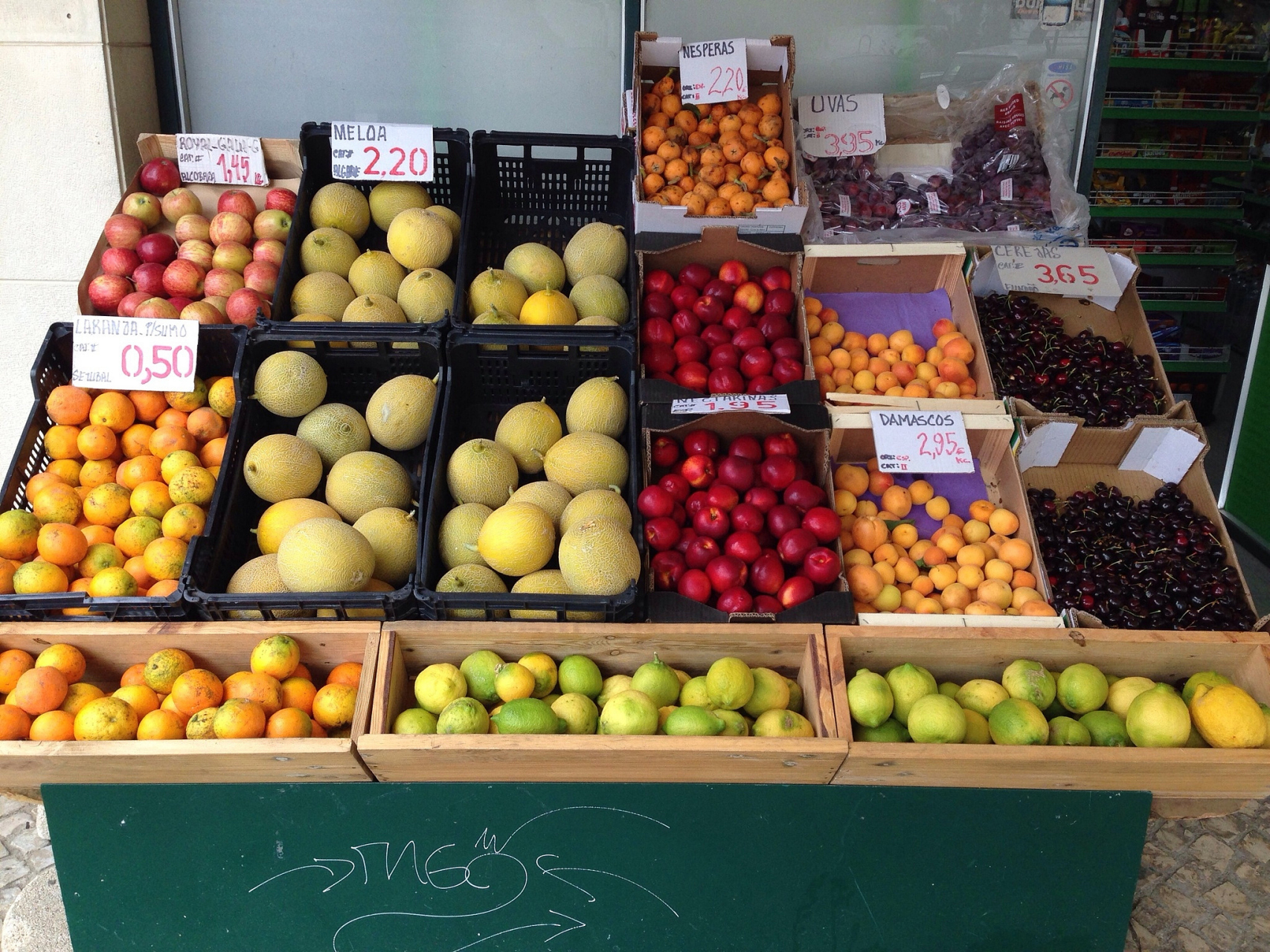 小区附近开了一家水果店,水果新鲜,品种多,价格也比较贵.