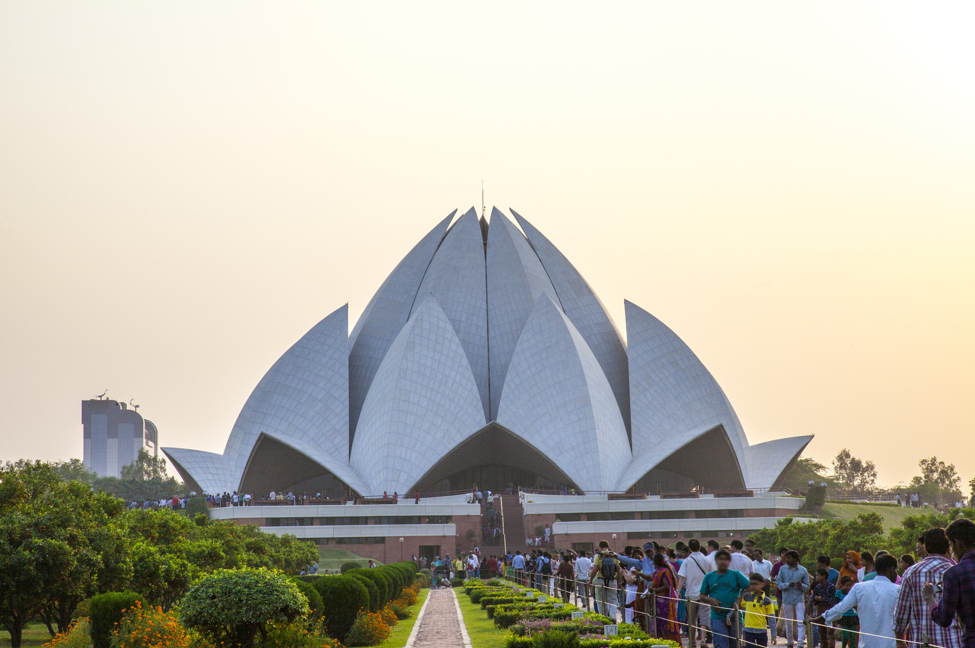近处的这座建筑,是德里最有名的莲花寺,这里也是游客络绎不绝,参观
