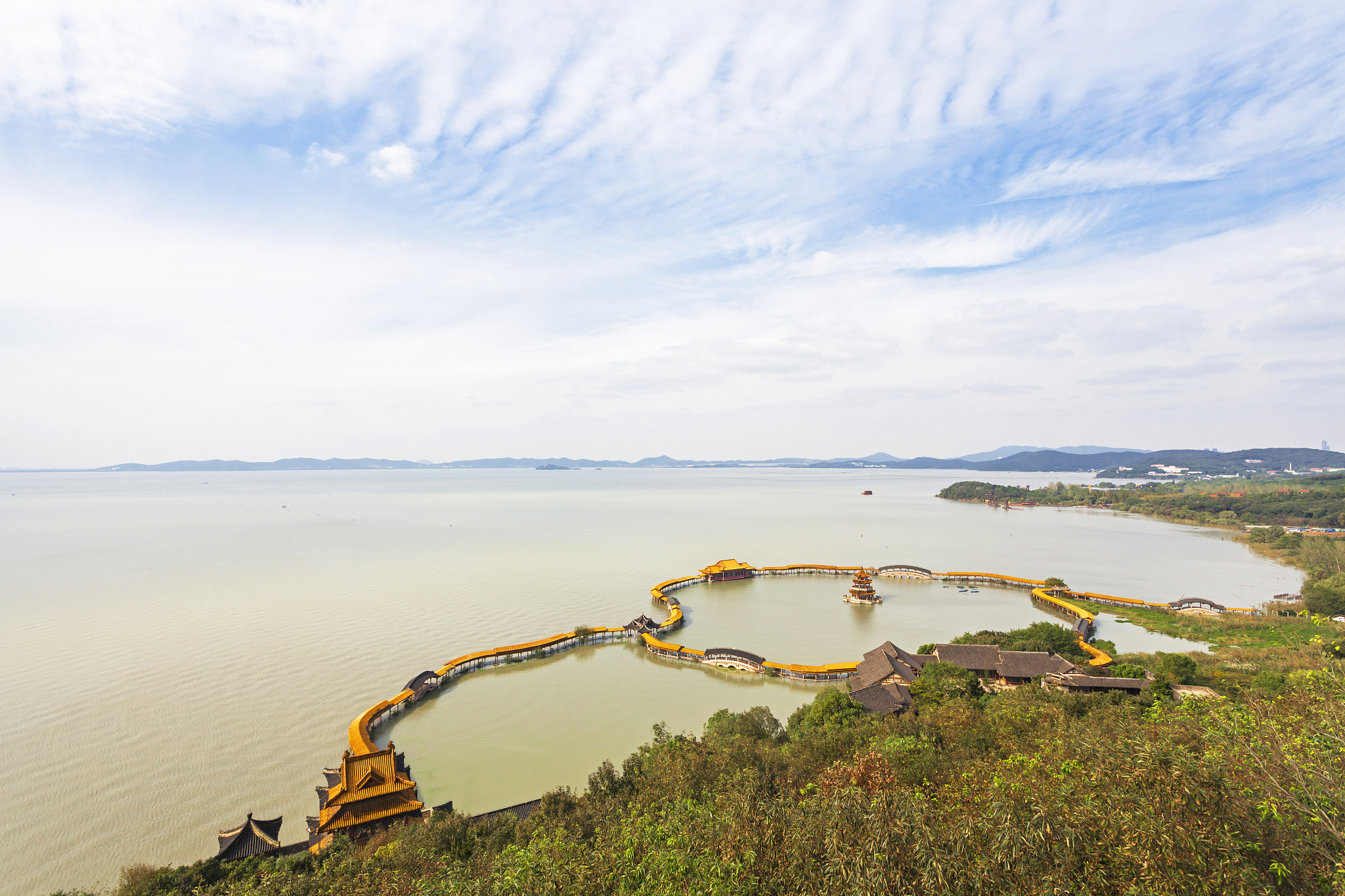 洞庭湖一日游线路包括湖畔漫步,君山岛参观,湖鲜大餐品尝和洞庭湖博物