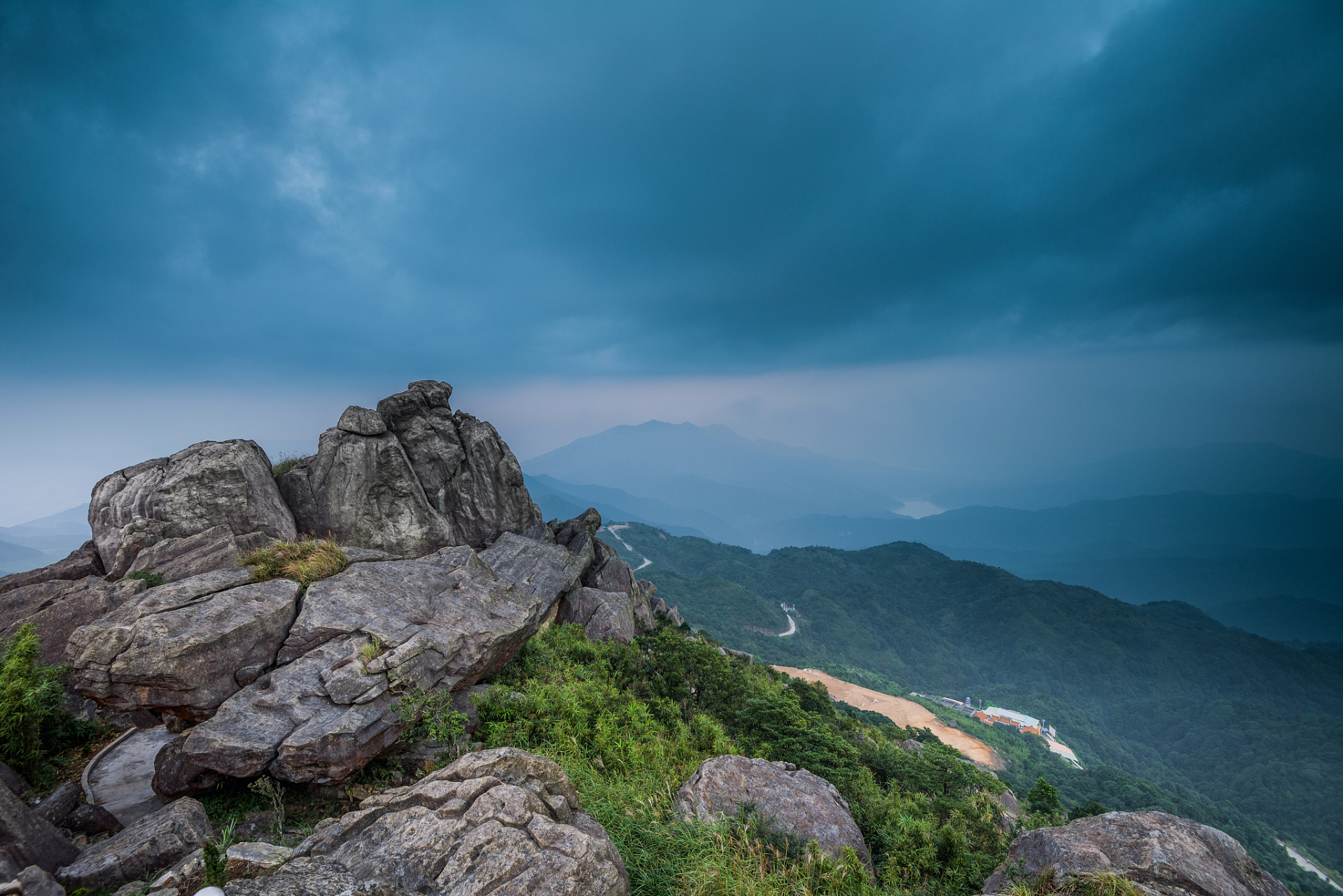 作为钦州市著名的森林公园,五皇山集高山草地,南亚热带雨林,山村农家
