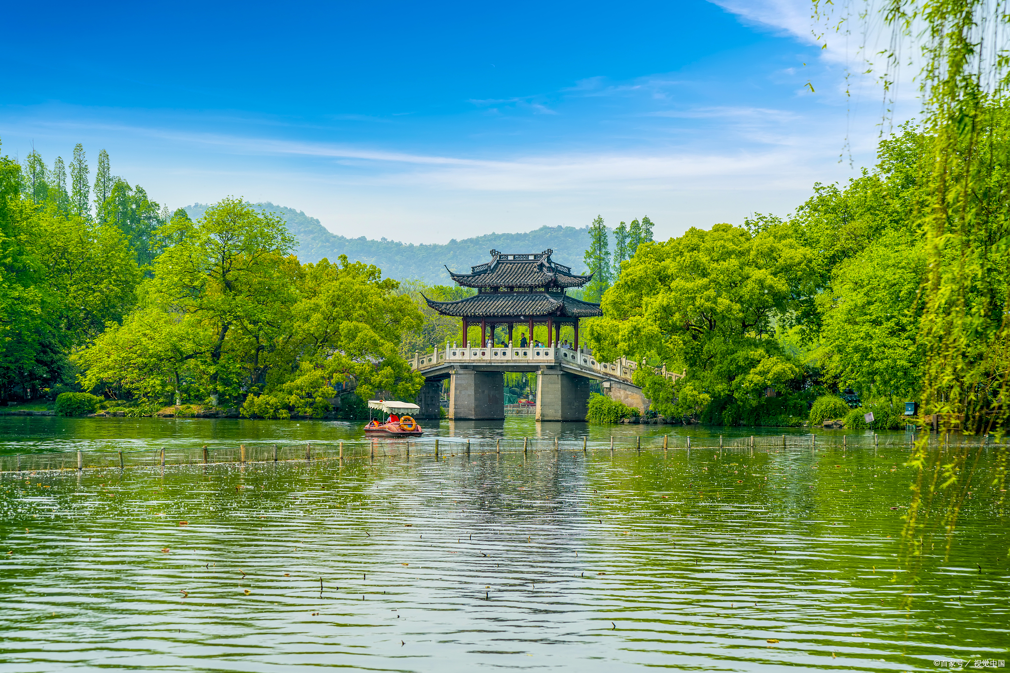 西湖,位于浙江省杭州市西部,是中国主要的观赏性淡水湖泊,也是中国