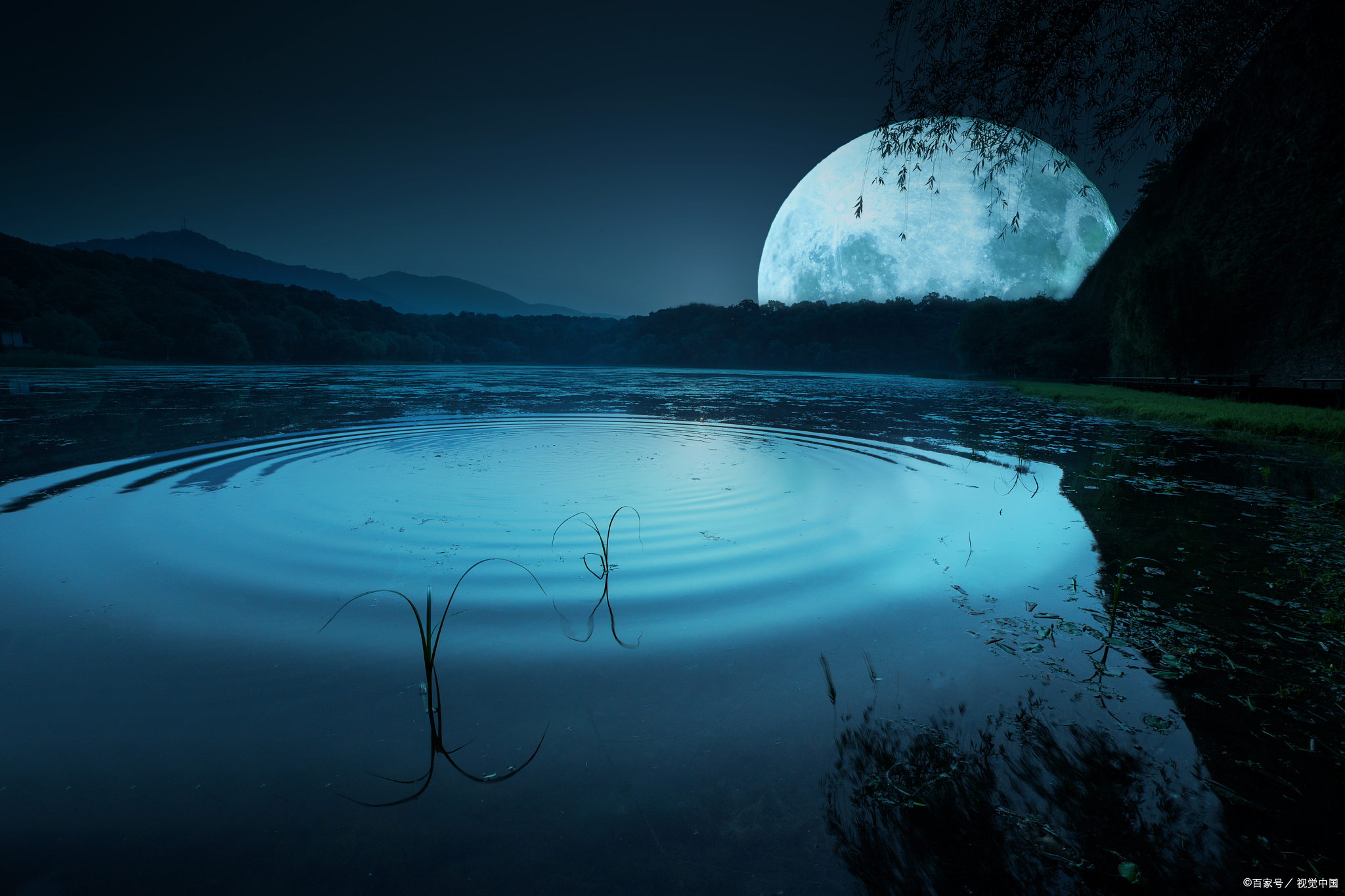 中秋最美!宝石湖月亮倒影如银盘坠水!