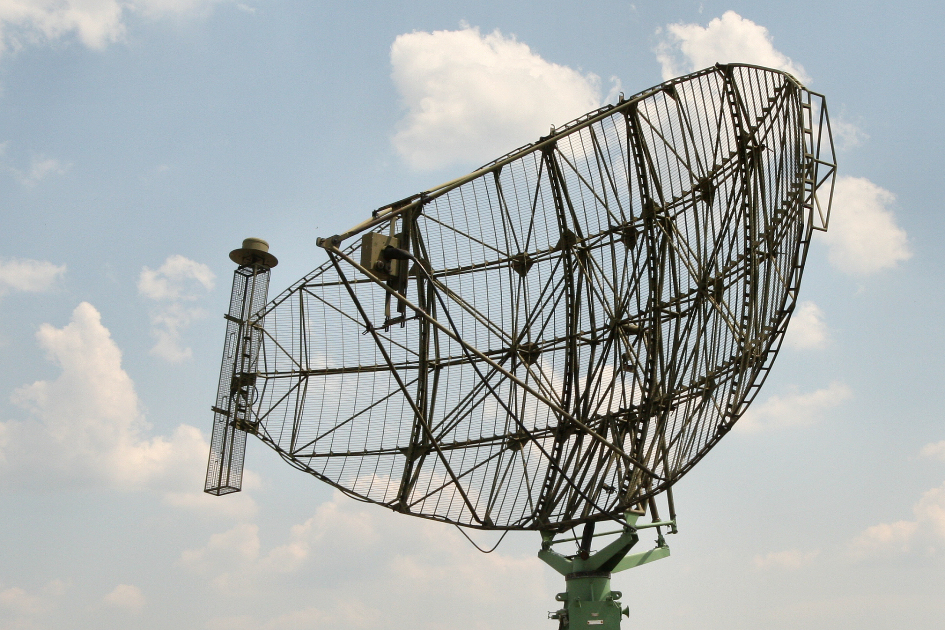 雷达的工作原理介绍  雷达的工作原理基于无线电波的发射,传播,反射和