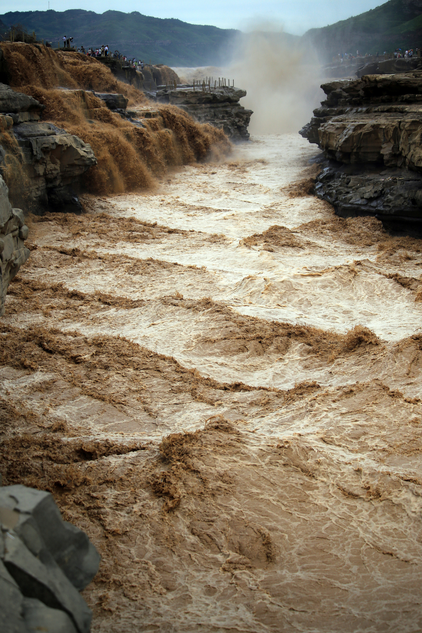 黄河壶口瀑布,位于延安市宜川县与山西省吉县交界处,是黄河上唯夷的