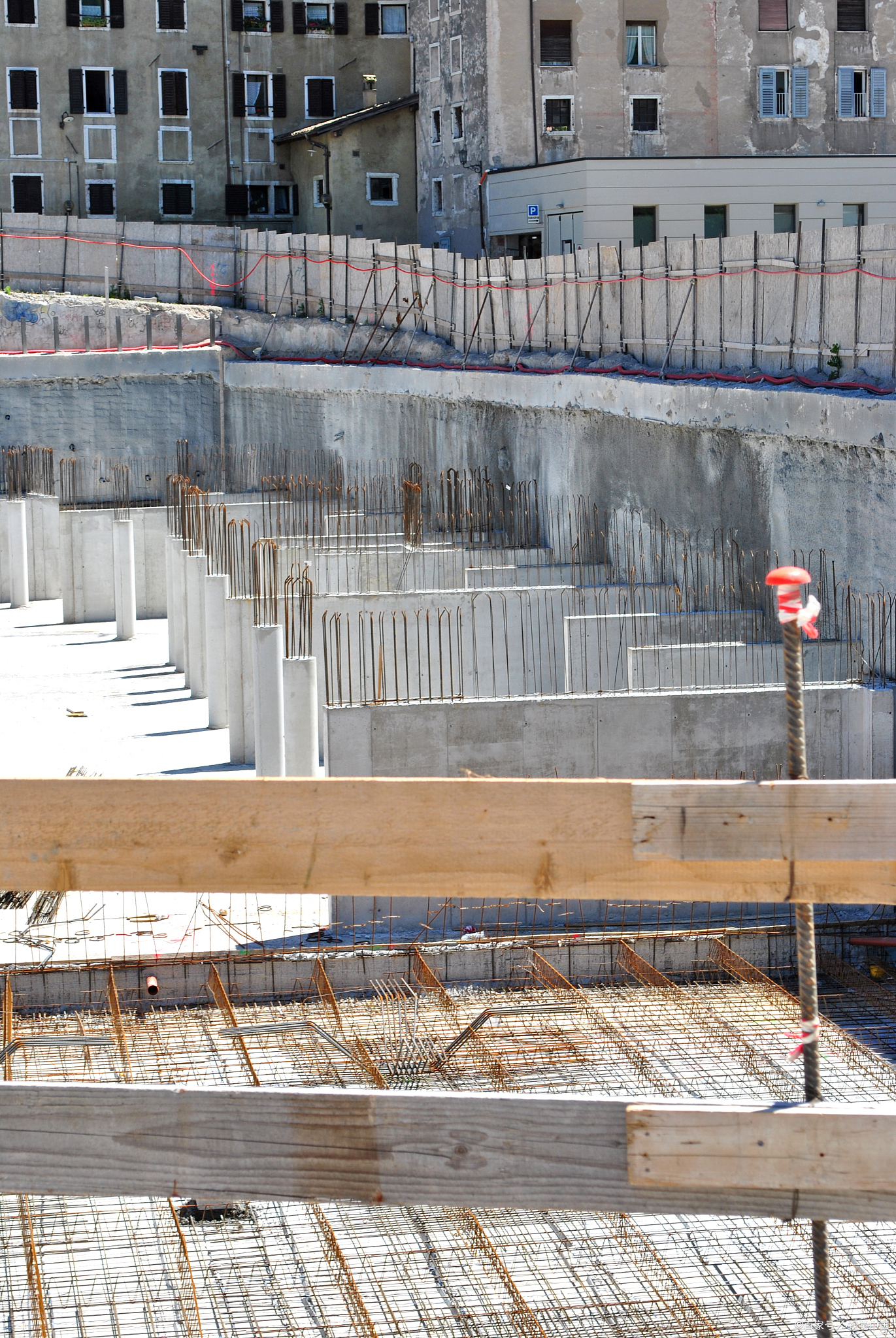 土钉墙所采用的钢筋宜为三级,四级钢筋,钢筋直径约在 16