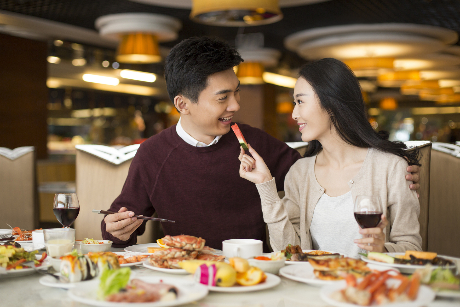 我们每天都在一起吃饭啊!" 女方听后想了想,又拍