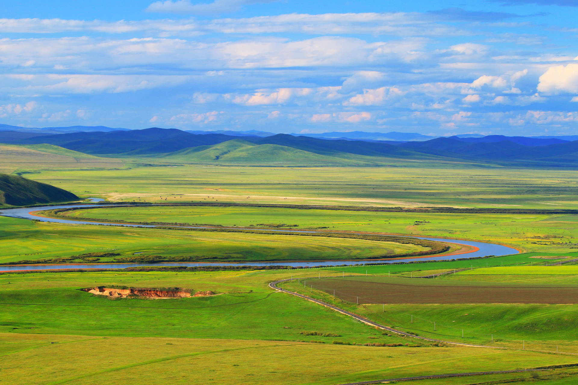 位于伊犁哈萨克自治州察布查尔县,是新疆著名的草原景区之一