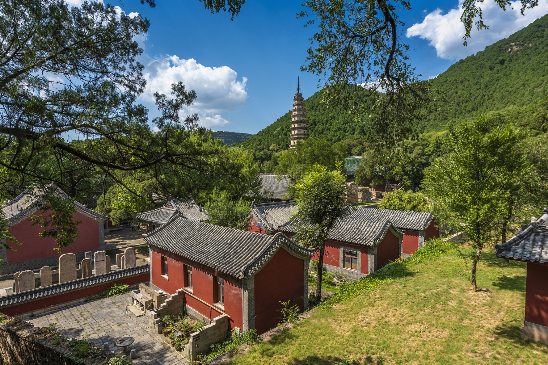 灵岩寺是位于山东济南市长清区的古老佛教寺院,历史悠久,风景如画.