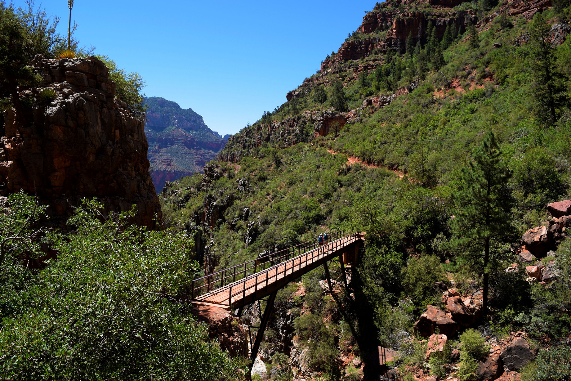 红崖大峡谷景区,坐落在山西省晋中市灵石县的马和乡小柏沟村东,是太岳
