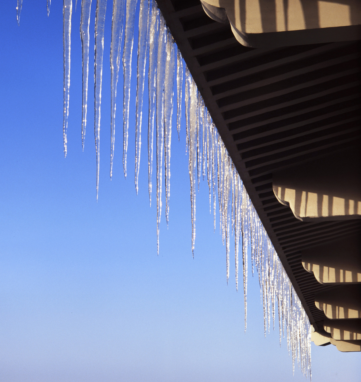 英汉对照:icicle冰柱 when icicles hang by the wall, and dick the