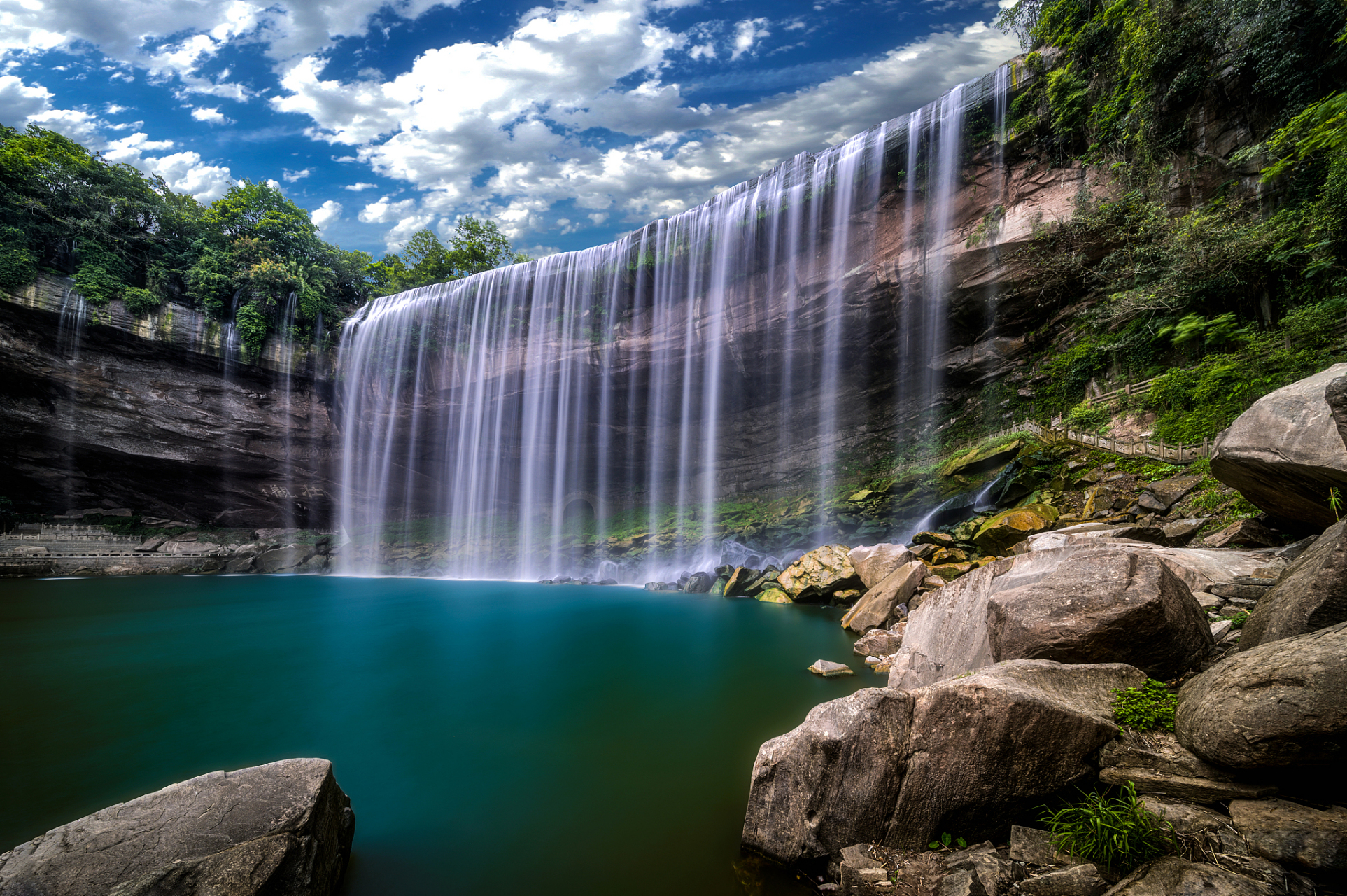 它以雄伟壮观,气势磅礴的景色而闻名.