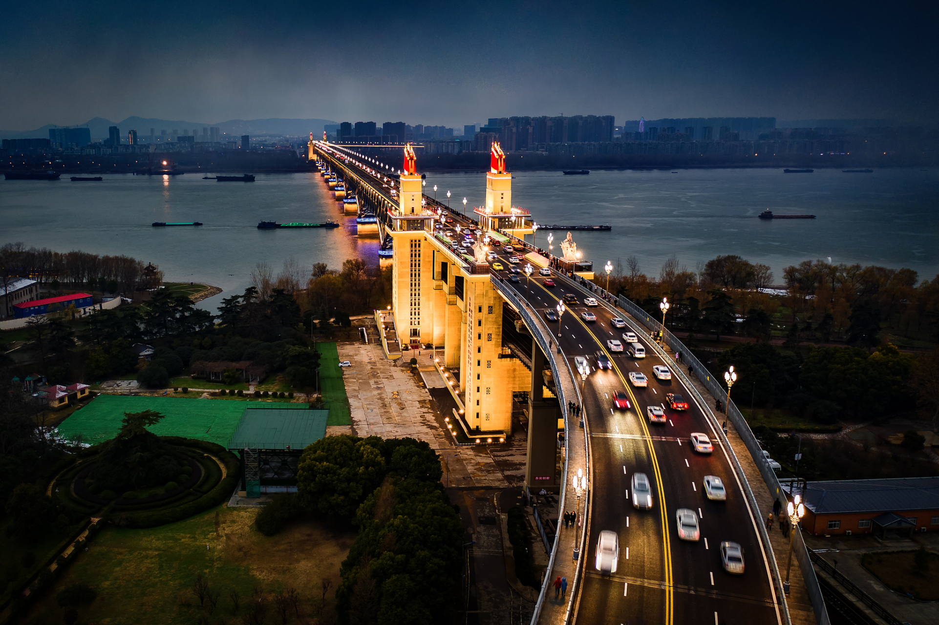 南京长江大桥是一座具有历史意义和旅游价值的桥梁,位于南京市西北面