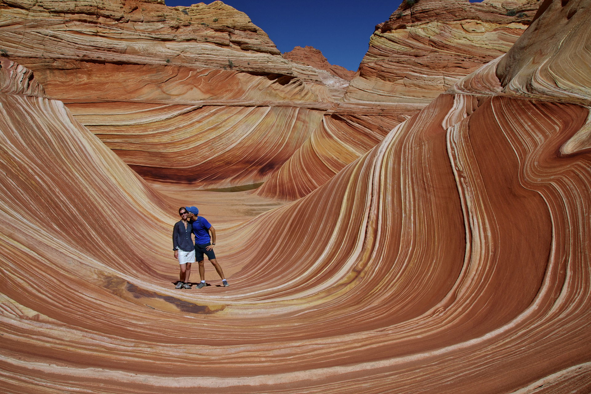 雨岔大峡谷位于陕西延安市,是自然奇观,因地壳运动形成的裂缝和断层