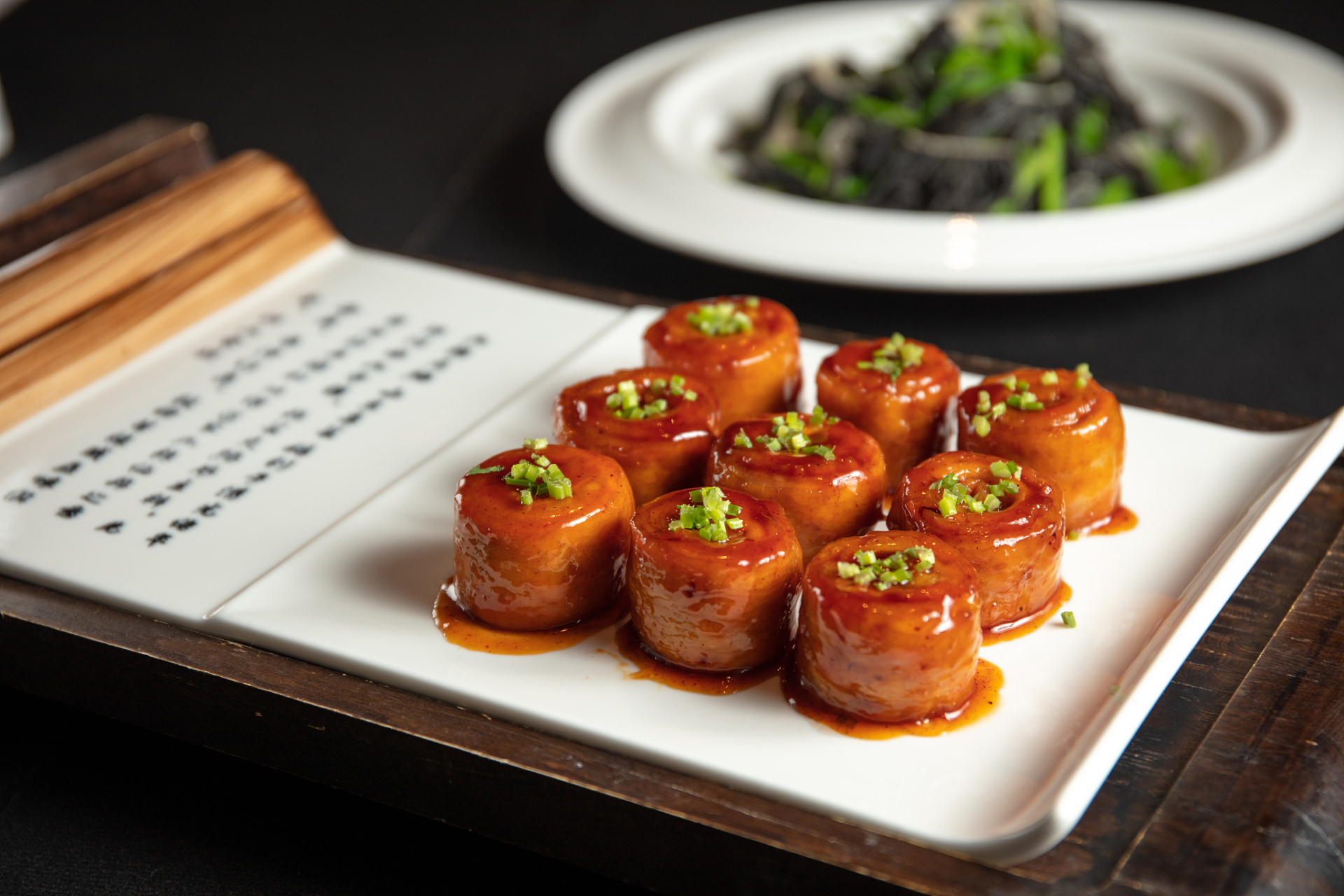 九转大肠是源自山东济南的鲁菜名品,经过九次繁琐工序制作,寓意独特.