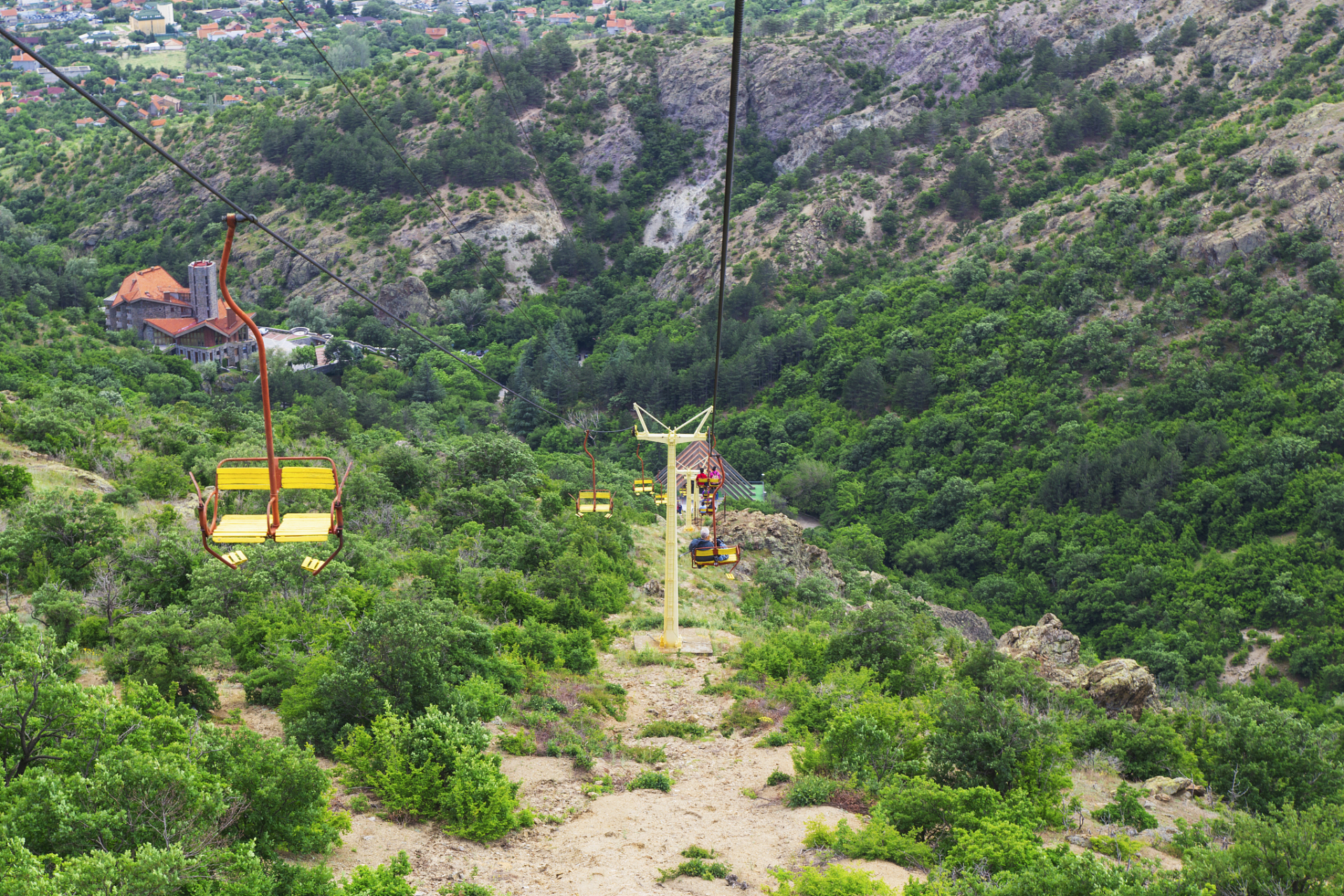 王顺山森林公园,距西安60公里,312国道与西兰高速交汇,交通安便.