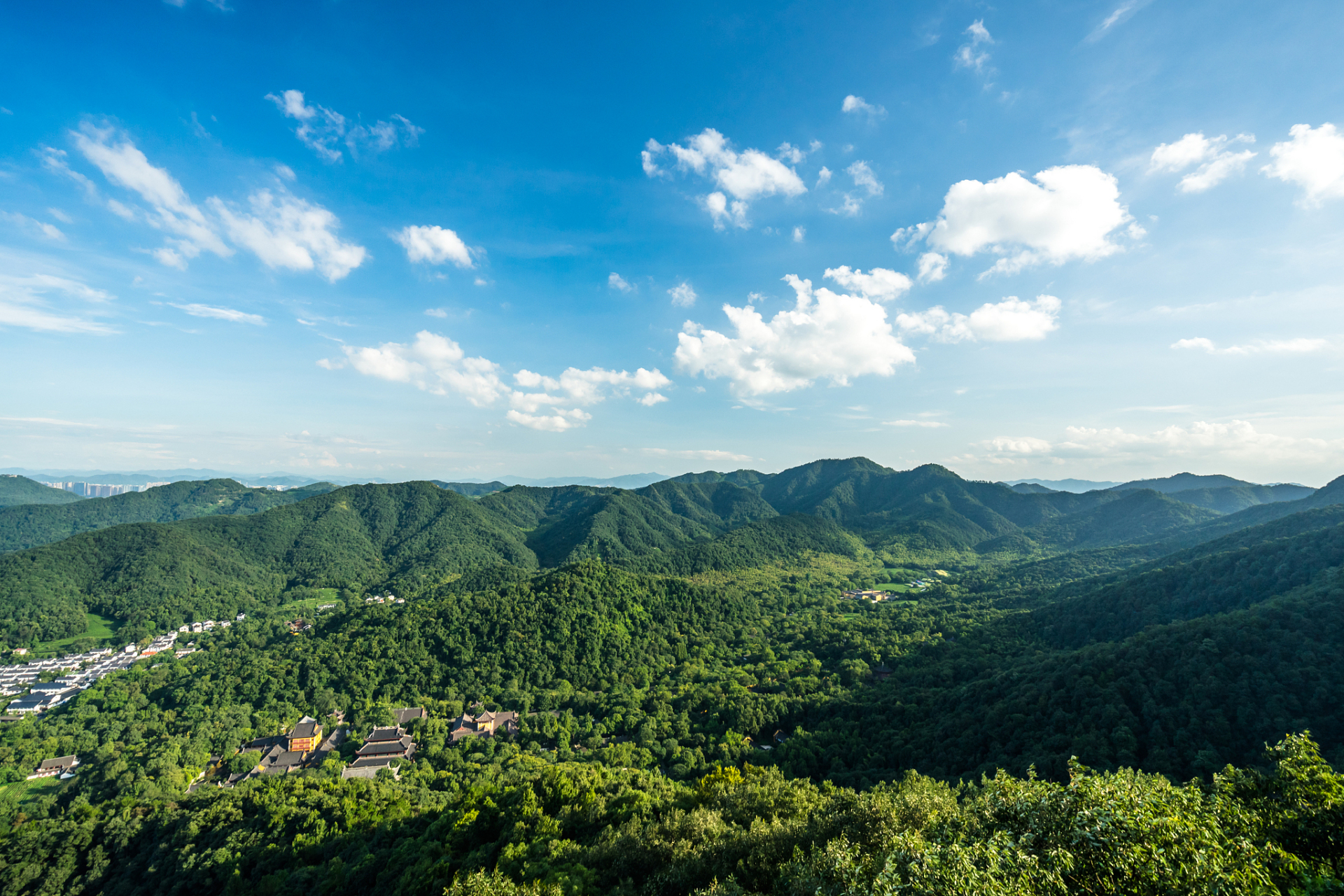浙江杭州的径山,位于余杭区长乐镇,是一处令人心驰神往的旅游胜地.