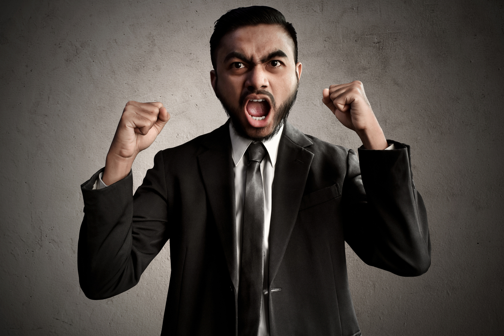 我们老板平时体恤下属,经常帮助有困难的员工.