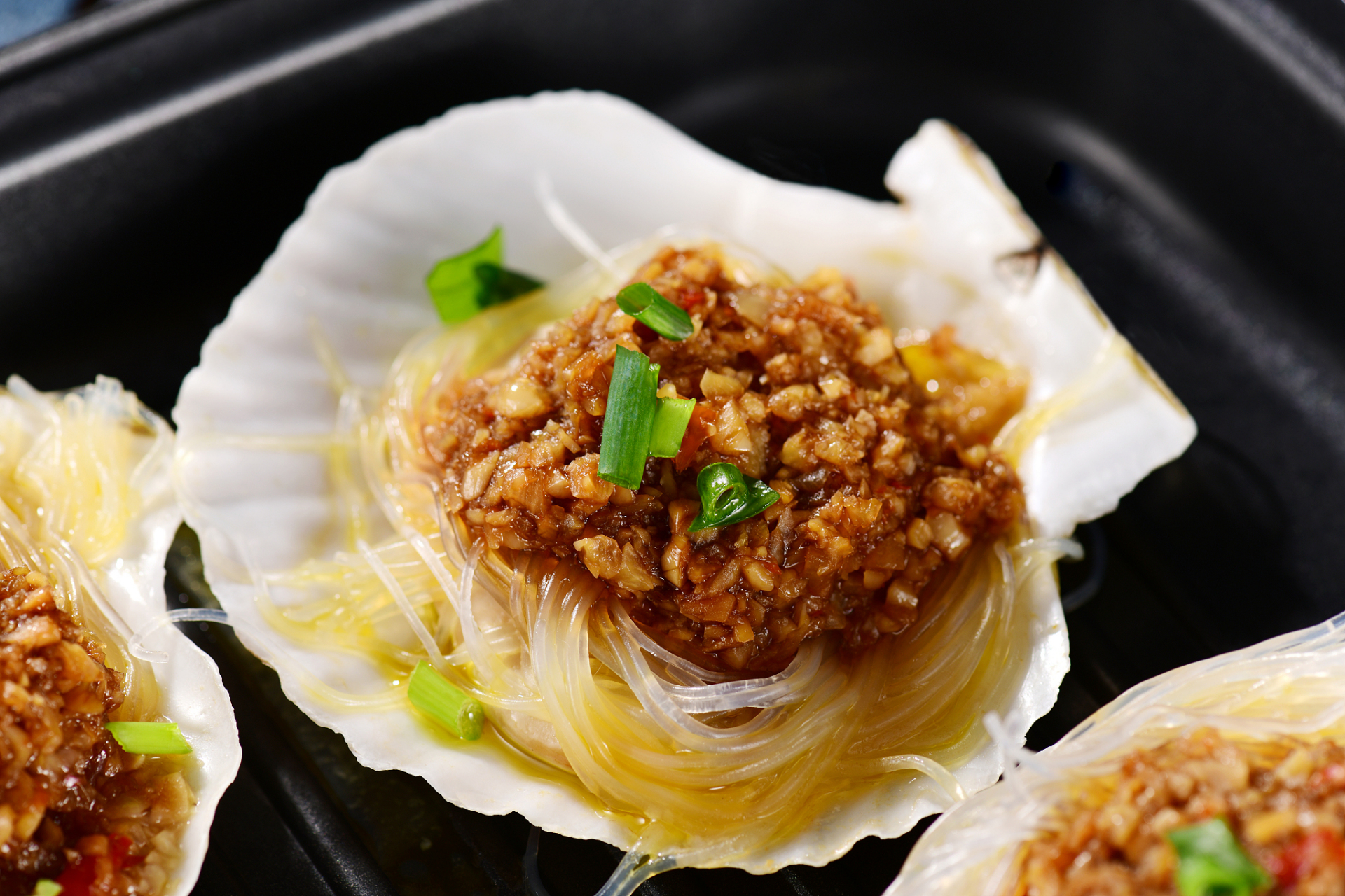 蒜蓉粉丝蒸扇贝是海鲜店里常卖的菜肴,这个菜需要蒸九分钟,开锅甥汽