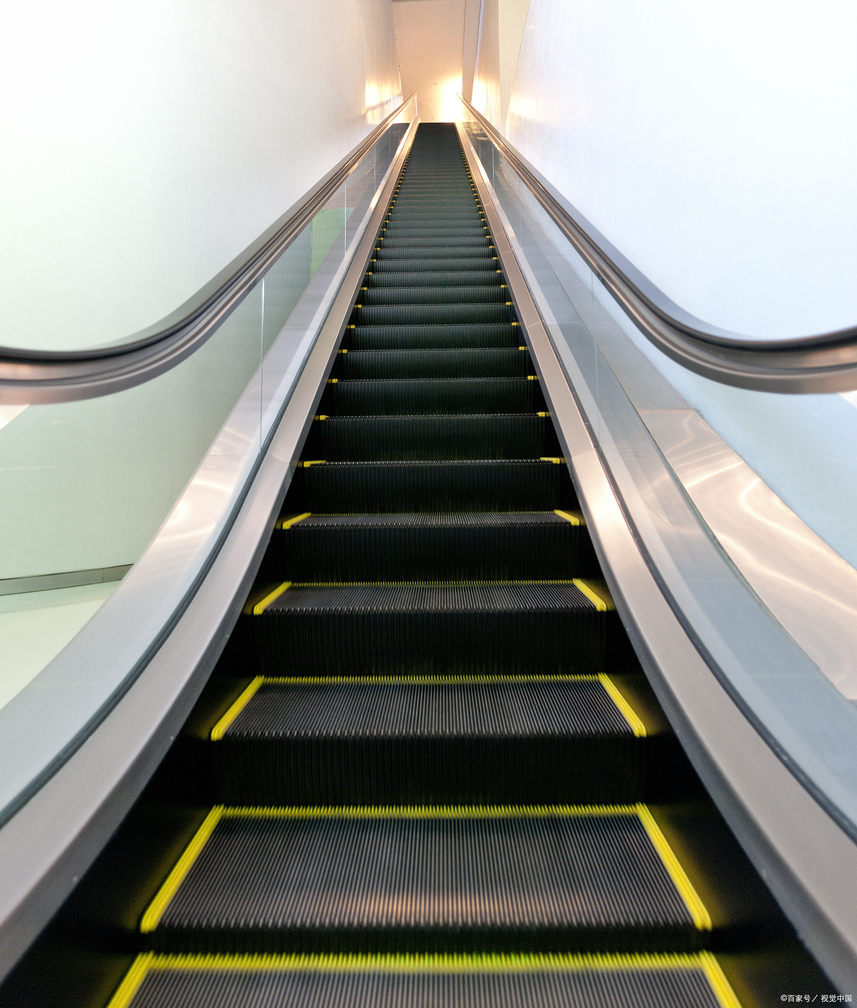 上海奉贤一女子在超市乘扶梯被卡,腰部以下被卷入电梯