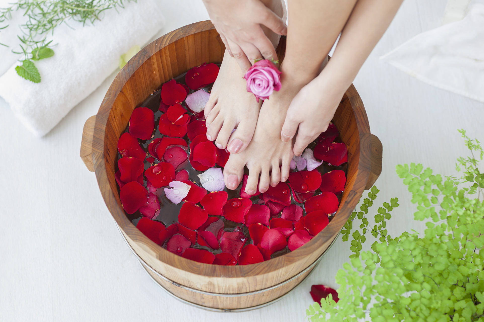 调理方法如下: 第一种:可以尝试"食疗 艾草姜片泡脚 运动",即多喝