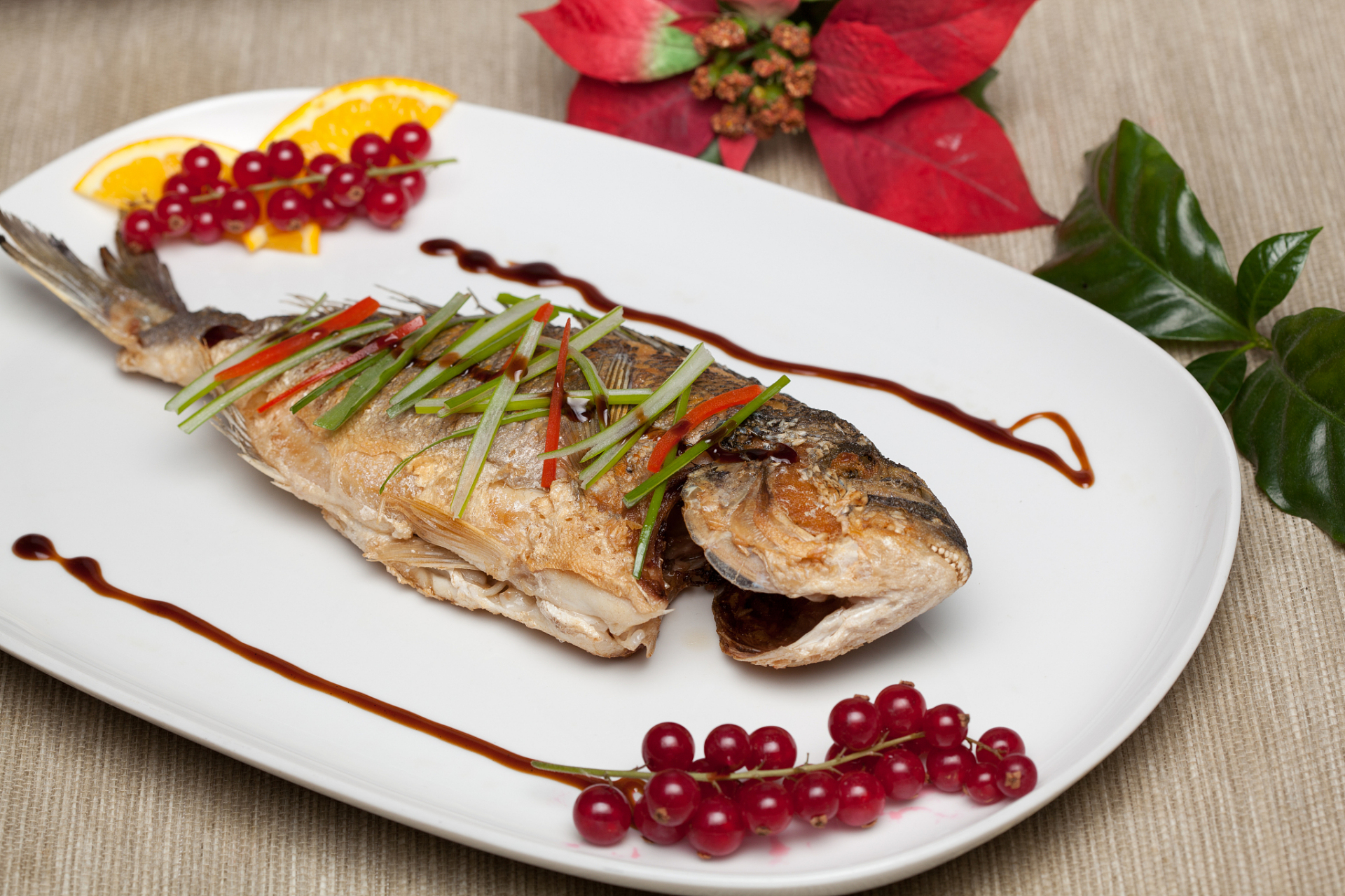 大家好,欢迎来到壮乡美食课堂,今天教大家做一道盐焗鲈鱼,鲜美嫩滑